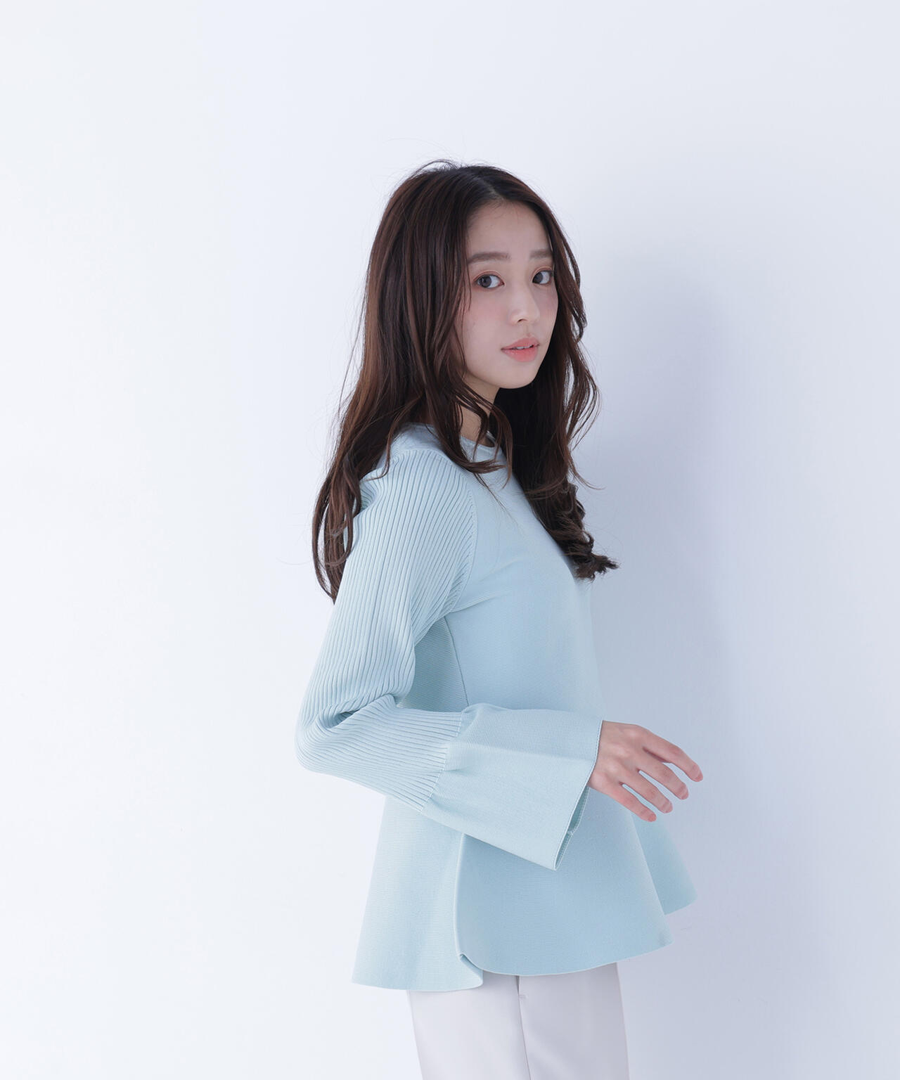 ベルスリーブペプラムニット