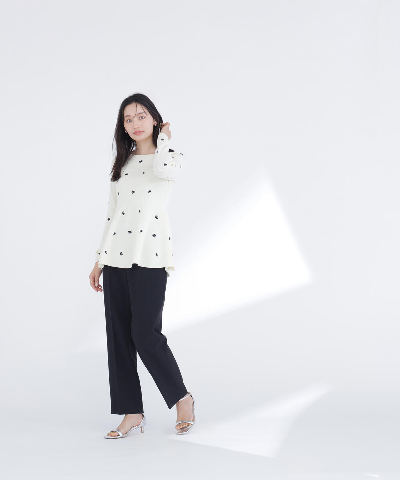 【一部店舗・mix.tokyo 限定カラー:ネイビーベース2】刺繍ペプラムニット