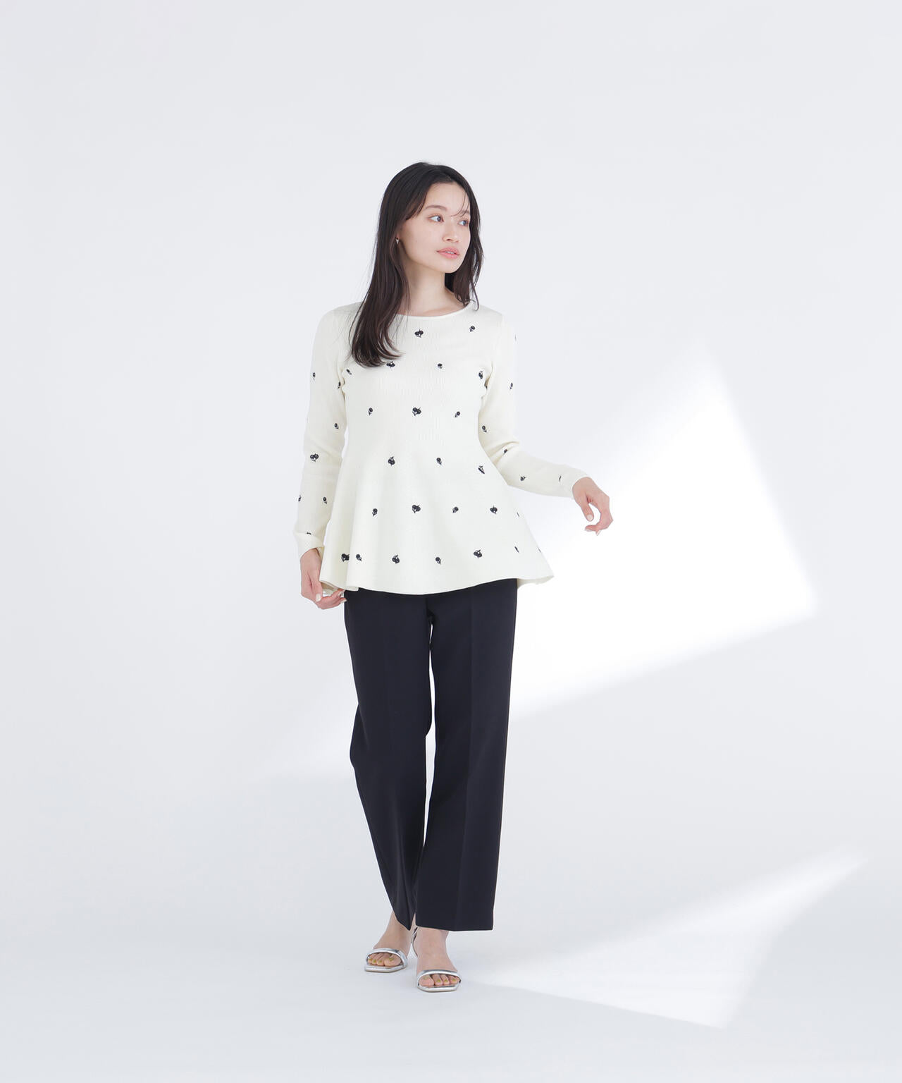 <一部店舗・mix.tokyo 限定カラー:ネイビーベース2>刺繍ペプラムニット