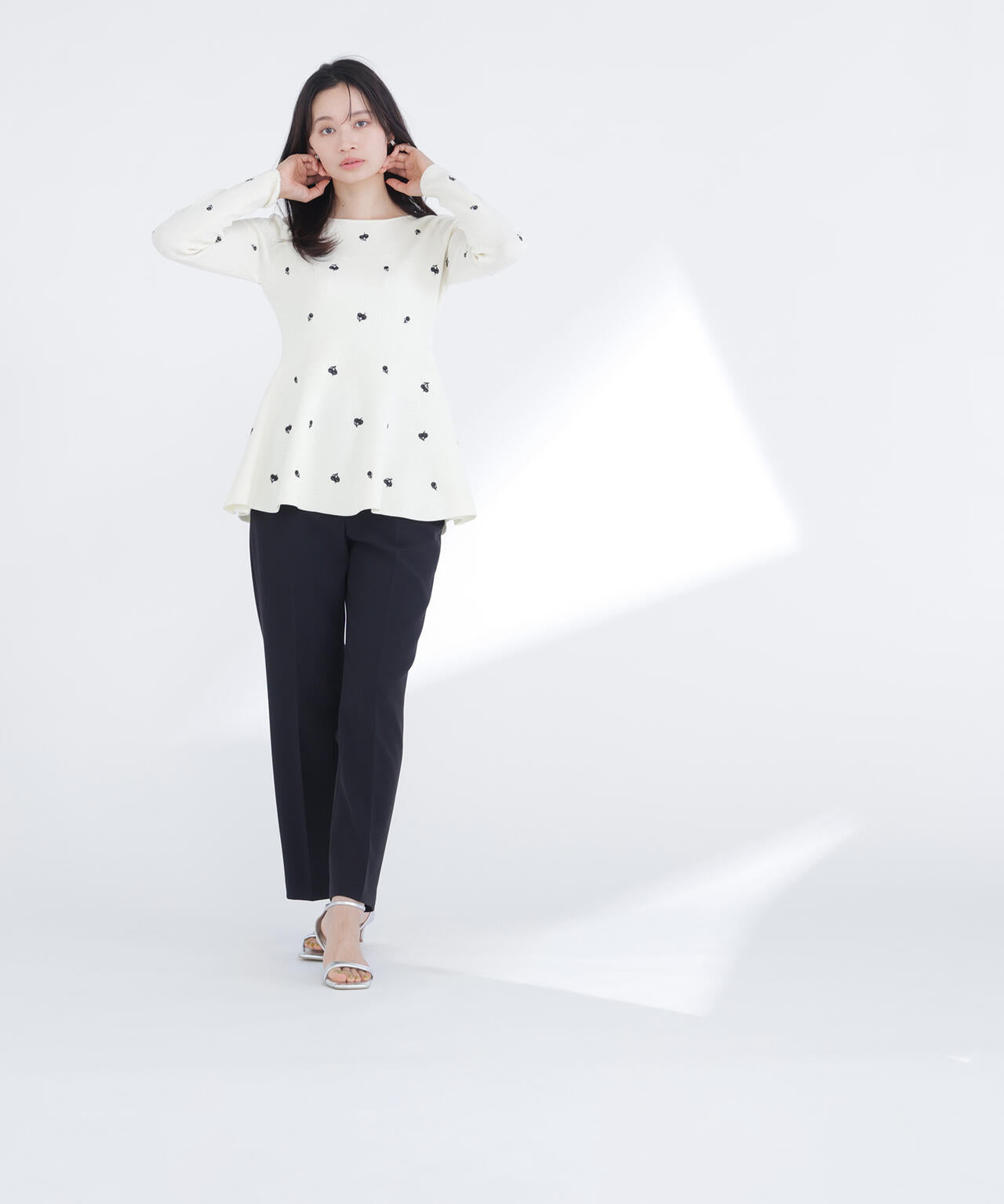 【一部店舗・mix.tokyo 限定カラー:ネイビーベース2】刺繍ペプラムニット