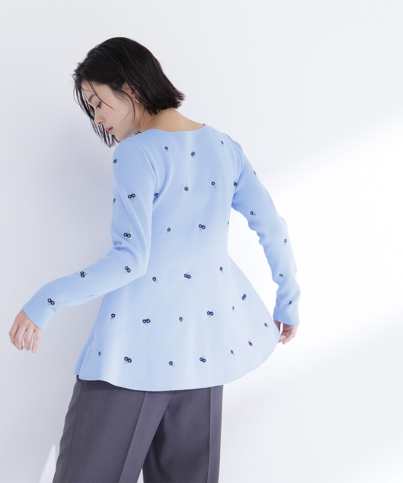 <一部店舗・mix.tokyo 限定カラー:ネイビーベース2>刺繍ペプラムニット