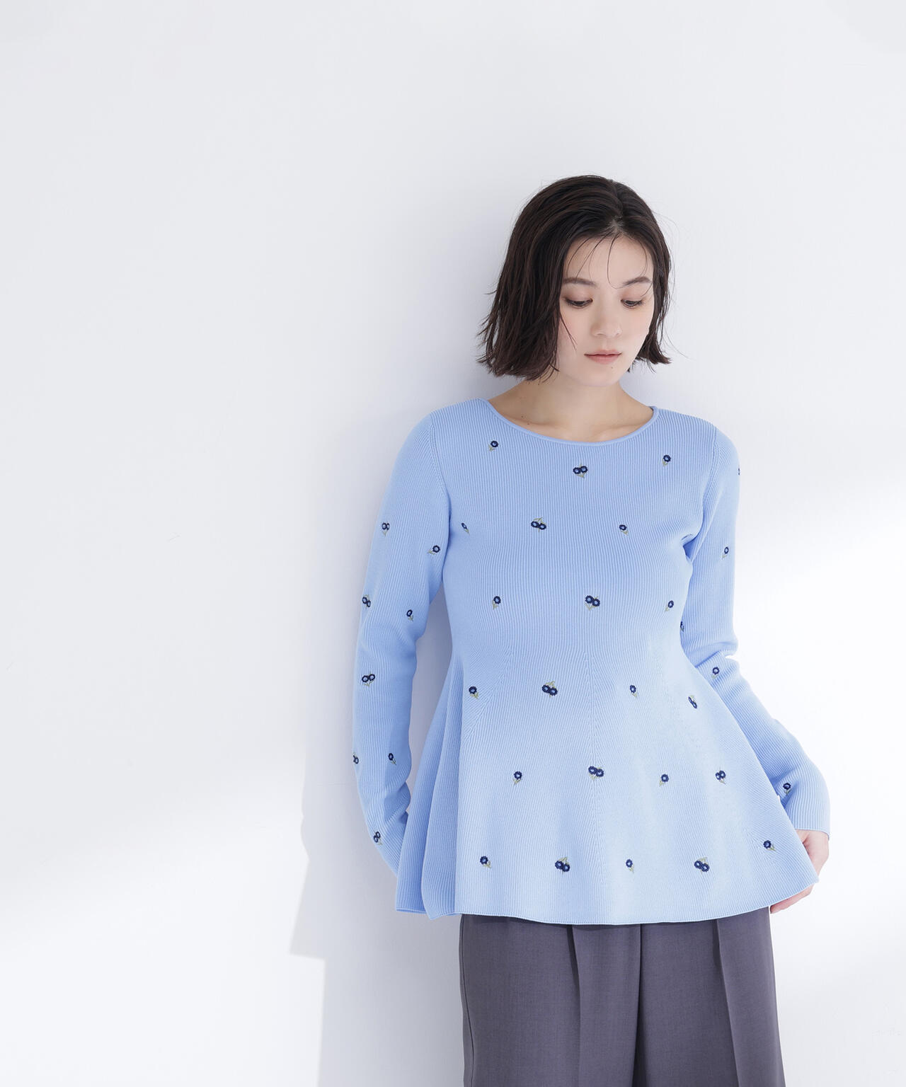 <一部店舗・mix.tokyo 限定カラー:ネイビーベース2>刺繍ペプラムニット
