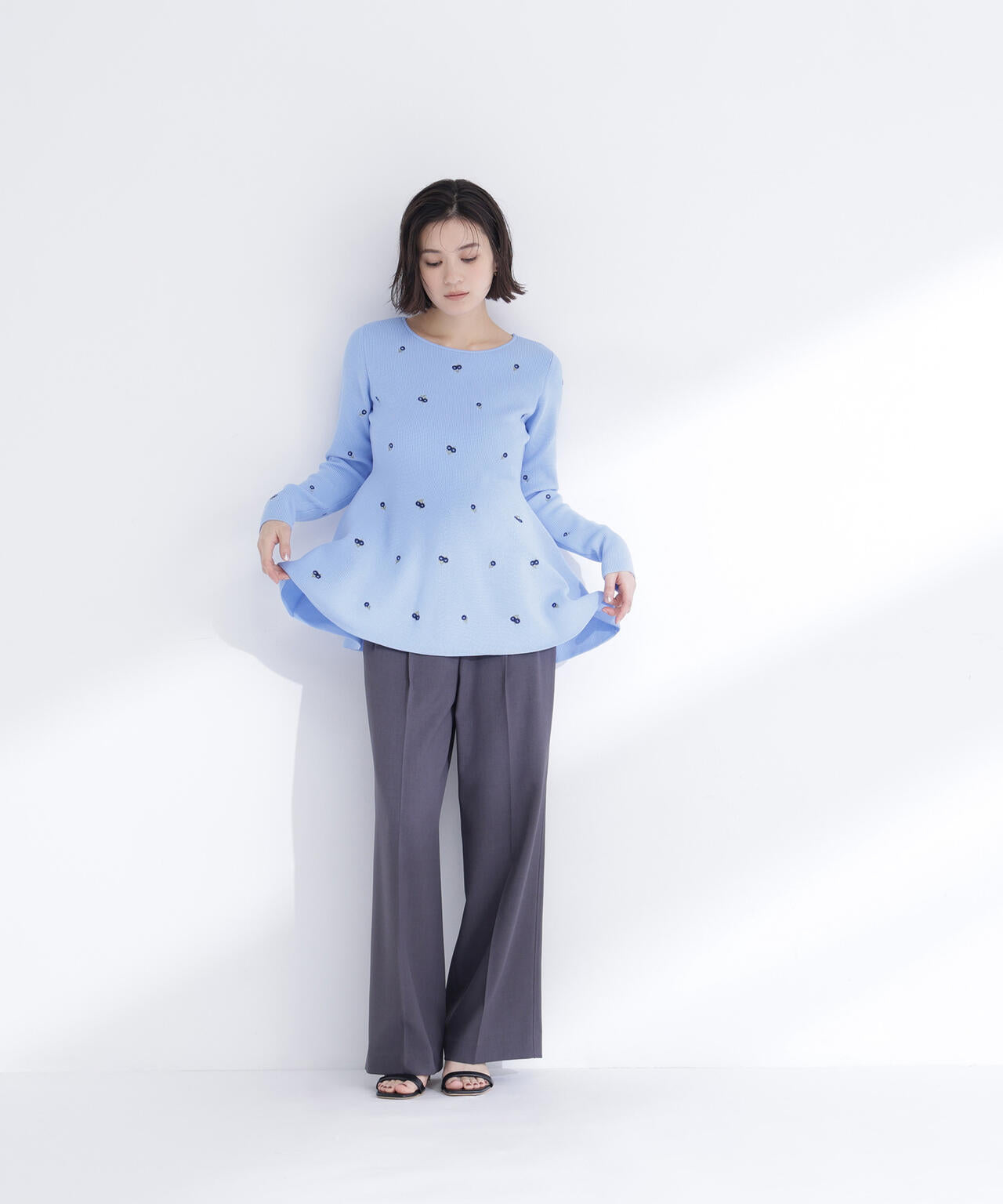 <一部店舗・mix.tokyo 限定カラー:ネイビーベース2>刺繍ペプラムニット