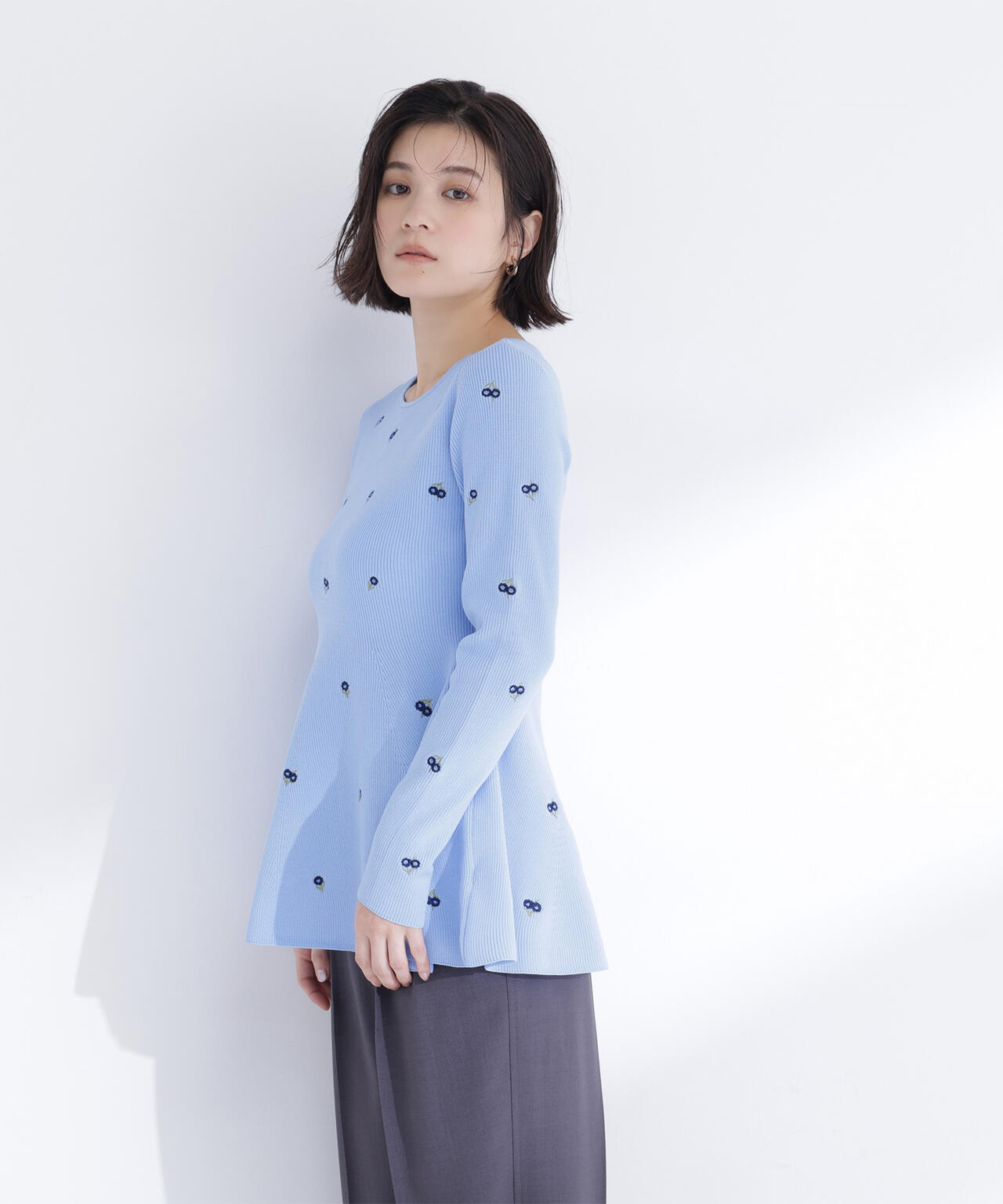 【一部店舗・mix.tokyo 限定カラー:ネイビーベース2】刺繍ペプラムニット