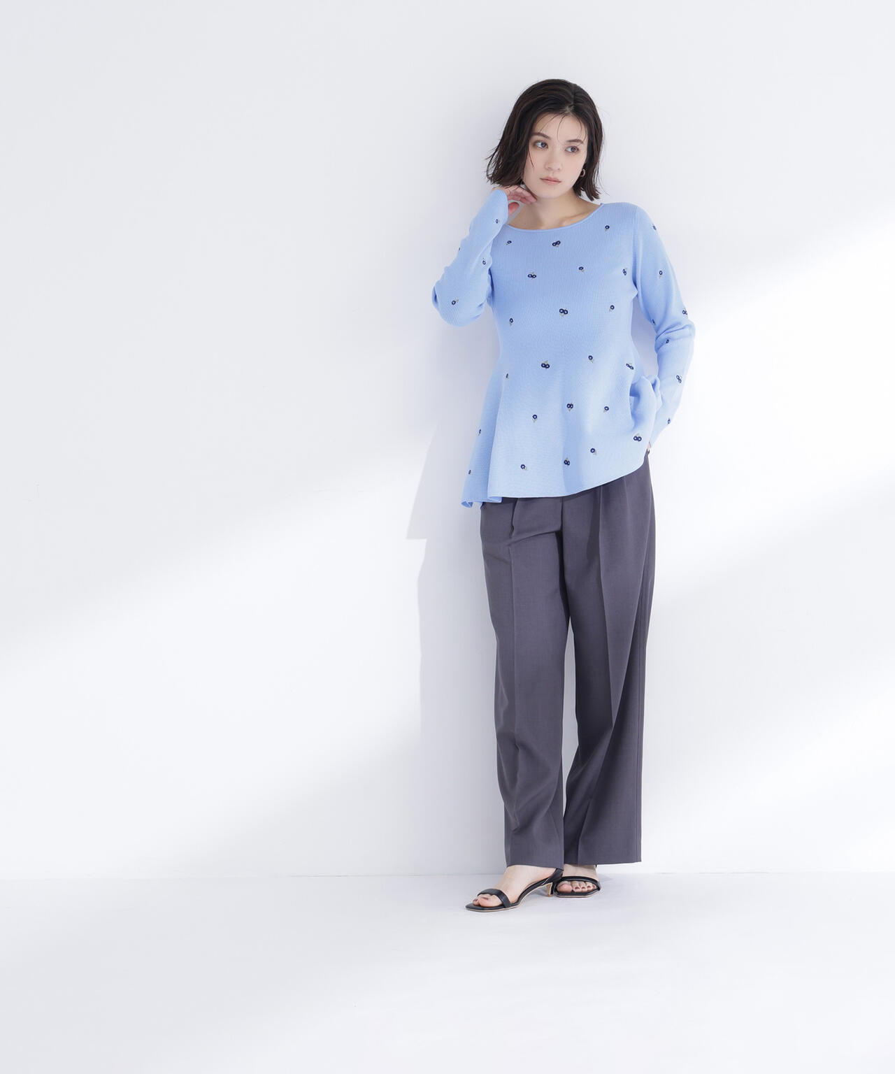 【一部店舗・mix.tokyo 限定カラー:ネイビーベース2】刺繍ペプラムニット