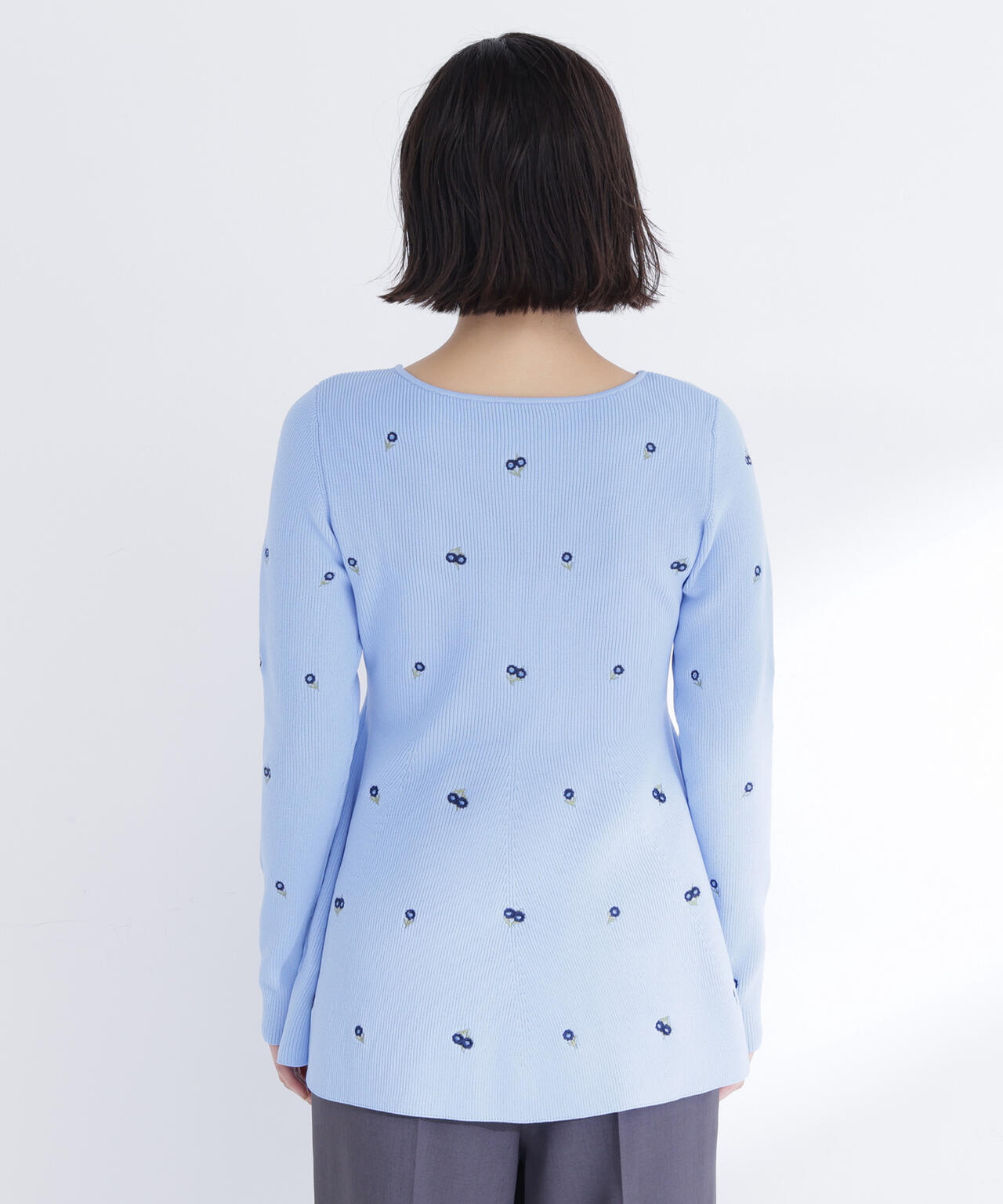 【一部店舗・mix.tokyo 限定カラー:ネイビーベース2】刺繍ペプラムニット