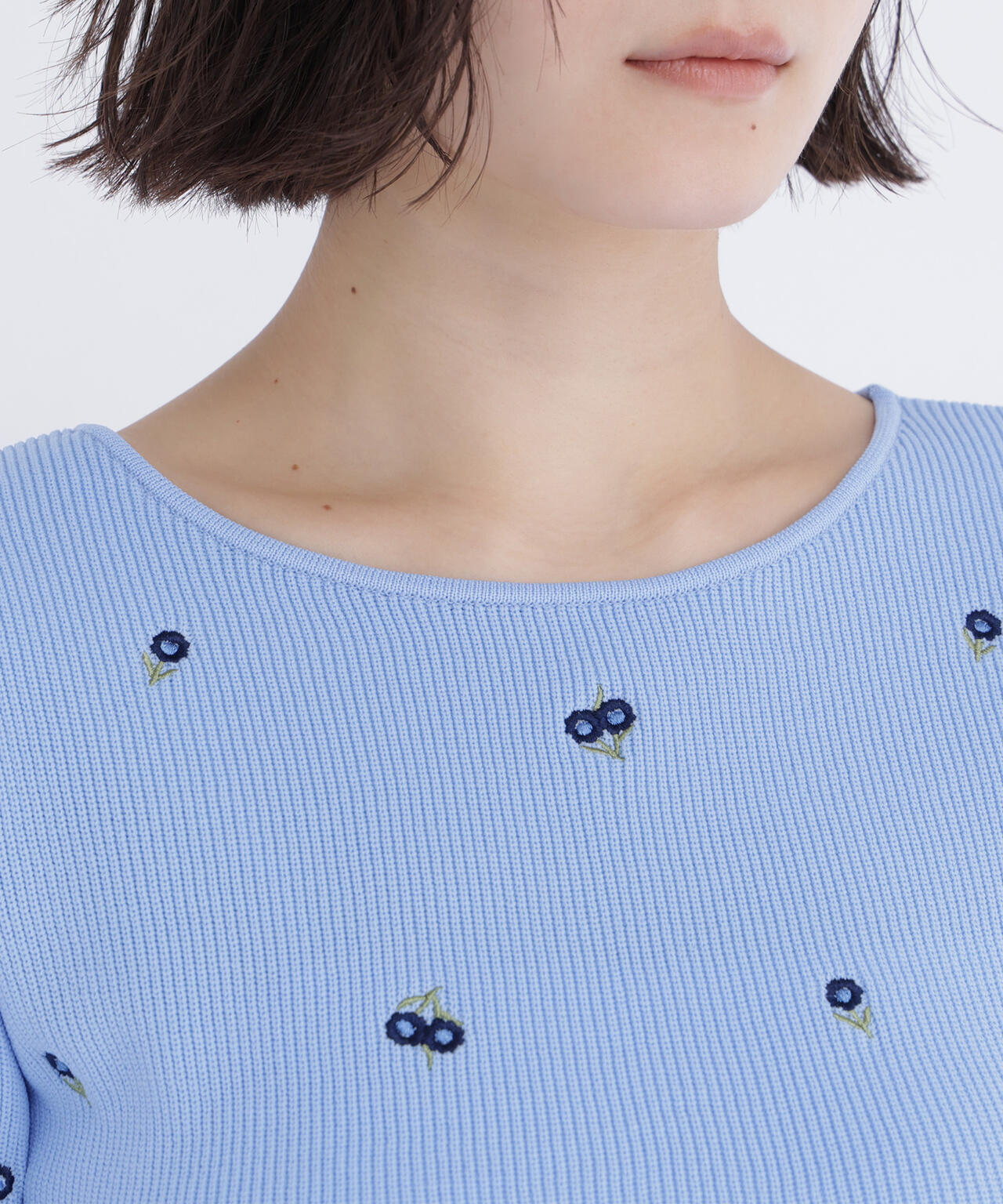 【一部店舗・mix.tokyo 限定カラー:ネイビーベース2】刺繍ペプラムニット