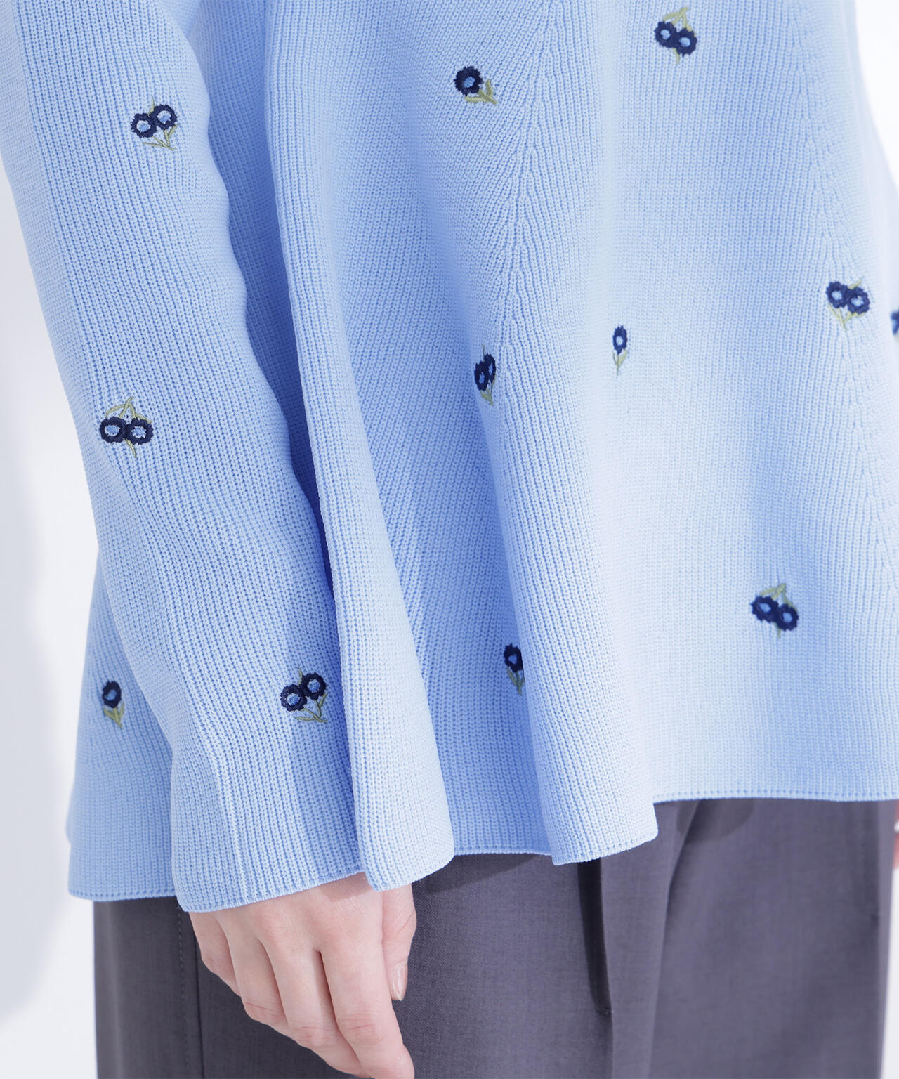 【一部店舗・mix.tokyo 限定カラー:ネイビーベース2】刺繍ペプラムニット