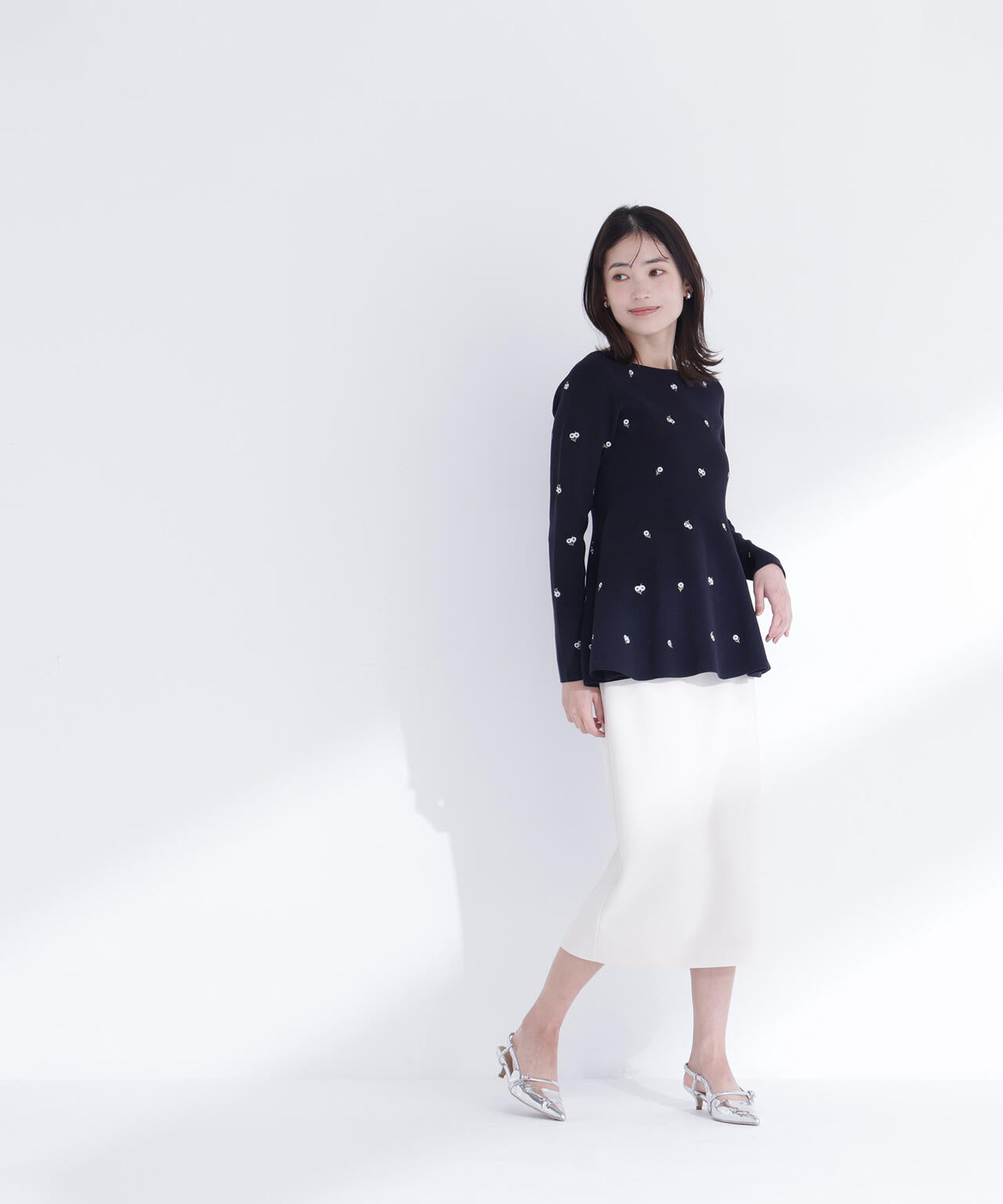 <一部店舗・mix.tokyo 限定カラー:ネイビーベース2>刺繍ペプラムニット