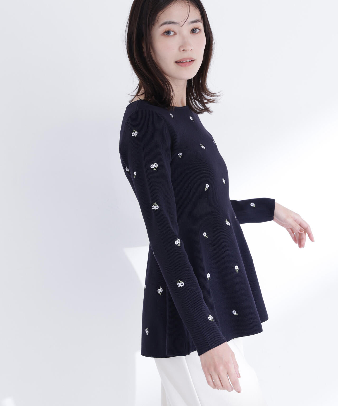 <一部店舗・mix.tokyo 限定カラー:ネイビーベース2>刺繍ペプラムニット