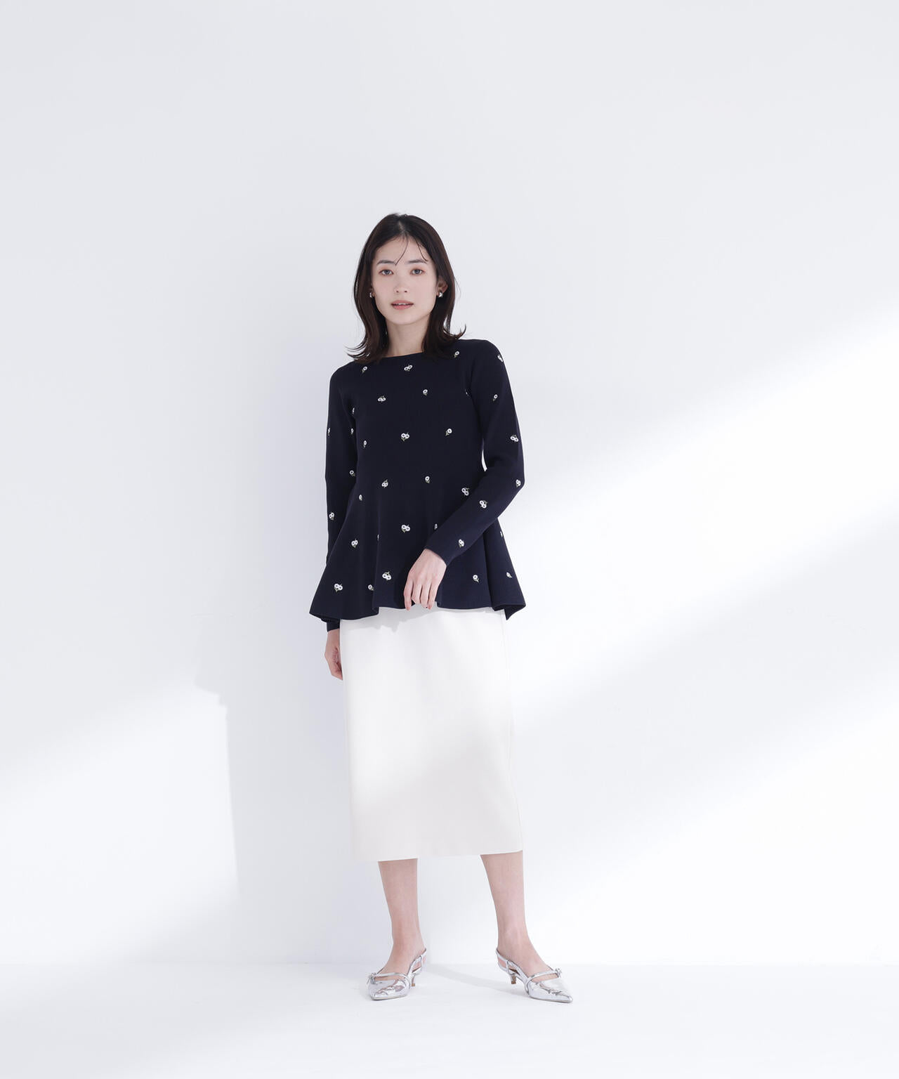 <一部店舗・mix.tokyo 限定カラー:ネイビーベース2>刺繍ペプラムニット