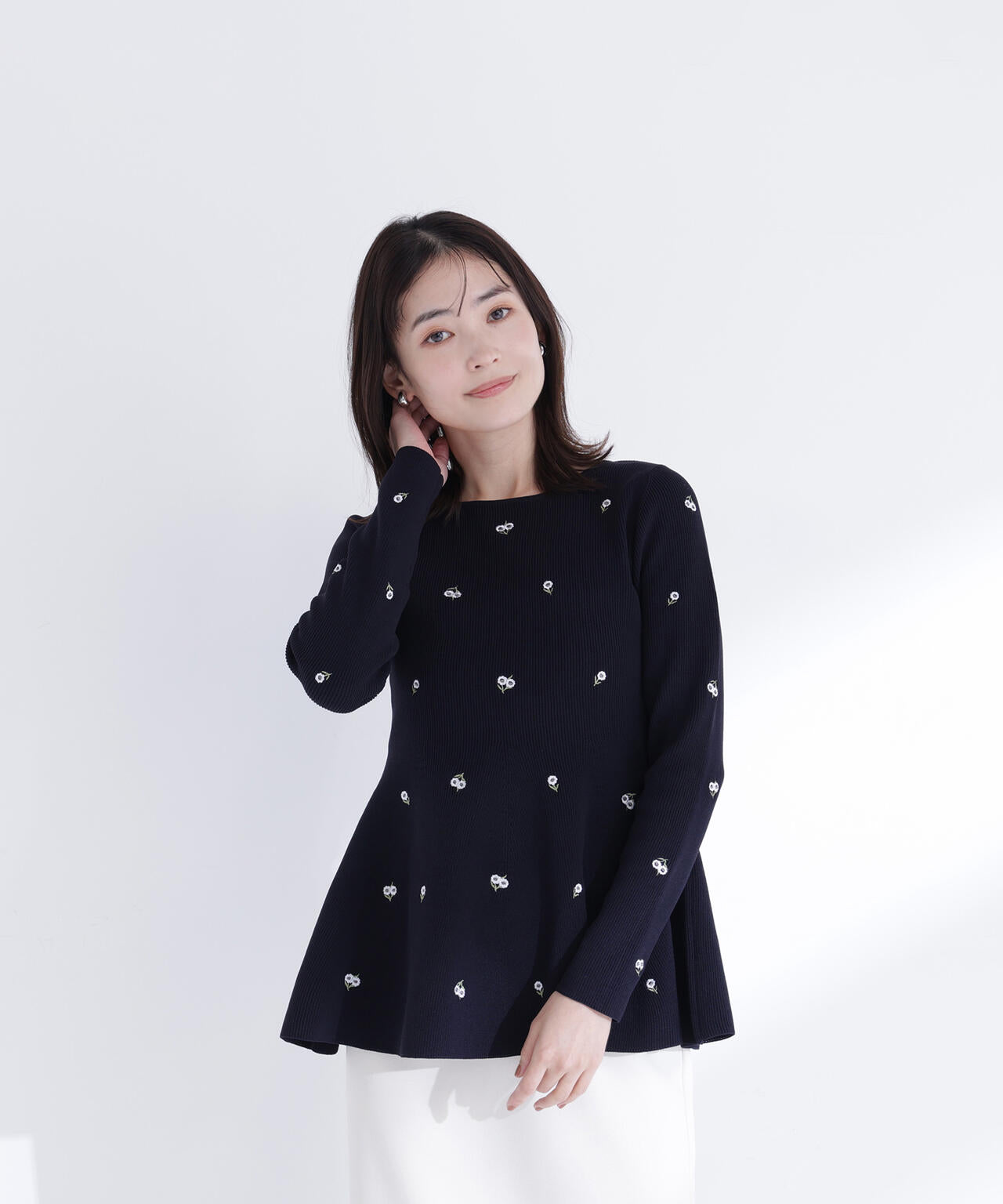 <一部店舗・mix.tokyo 限定カラー:ネイビーベース2>刺繍ペプラムニット