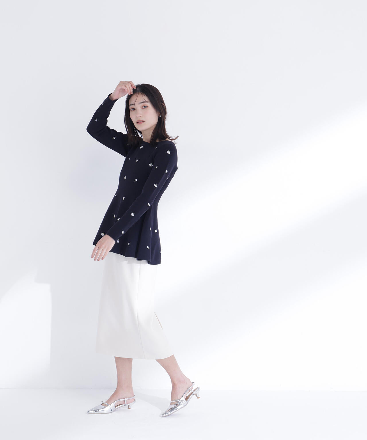 <一部店舗・mix.tokyo 限定カラー:ネイビーベース2>刺繍ペプラムニット