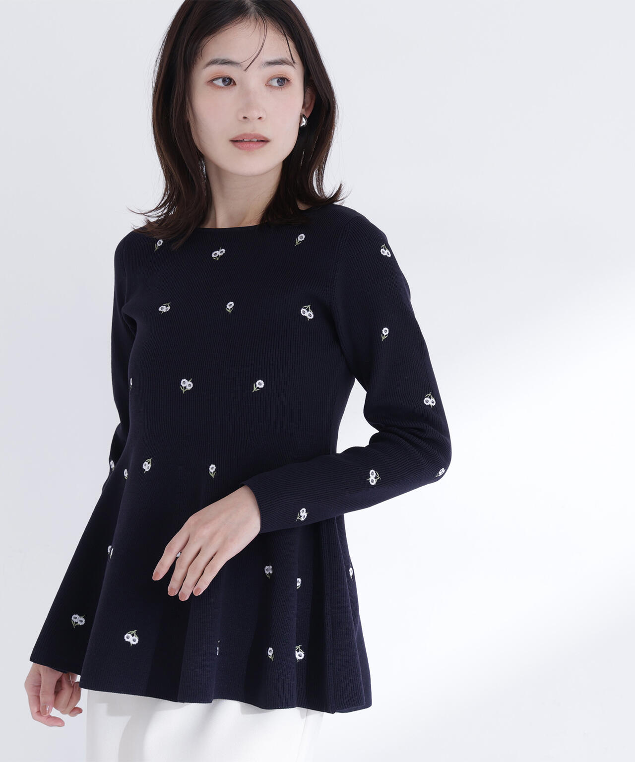 <一部店舗・mix.tokyo 限定カラー:ネイビーベース2>刺繍ペプラムニット
