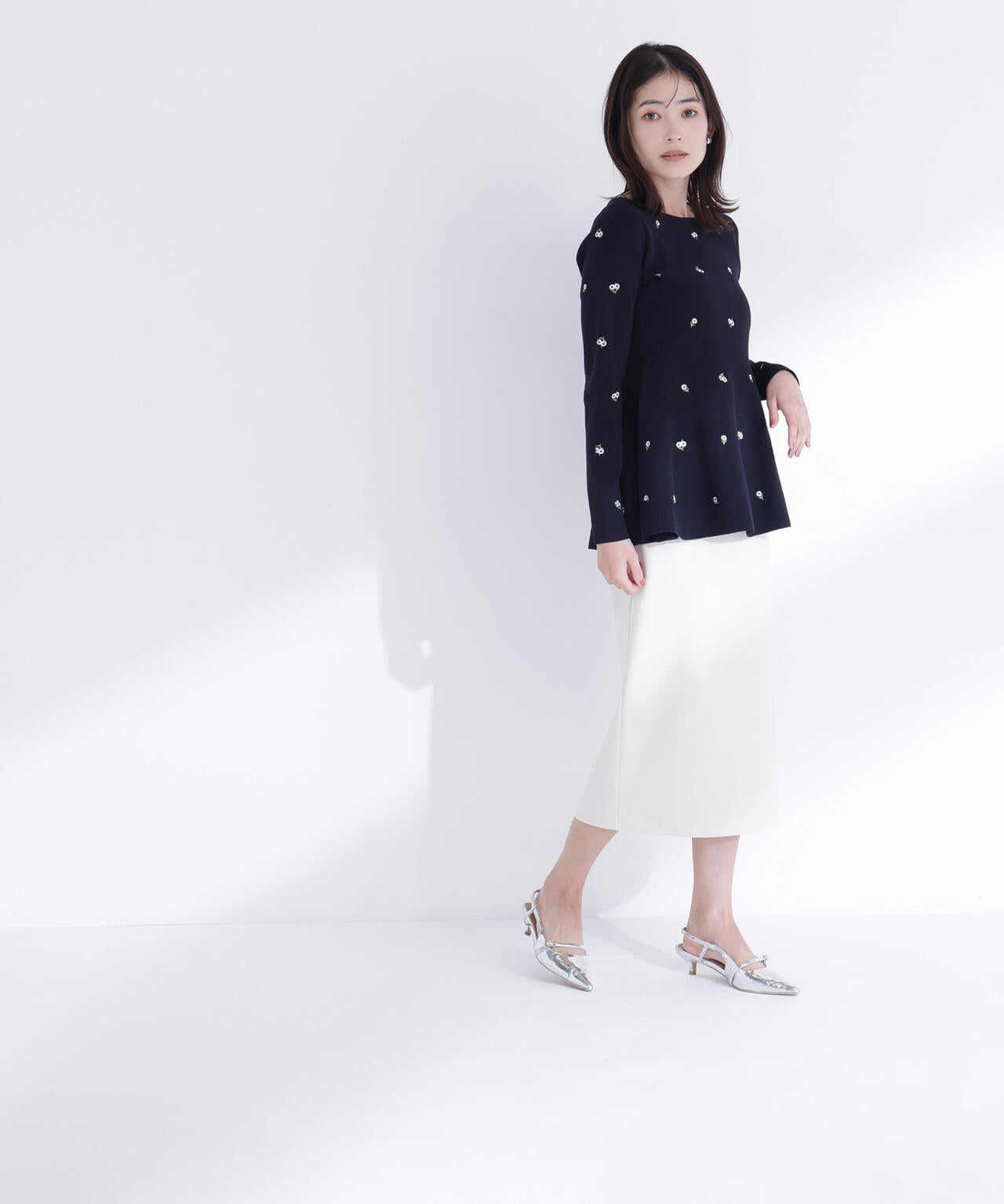 <一部店舗・mix.tokyo 限定カラー:ネイビーベース2>刺繍ペプラムニット
