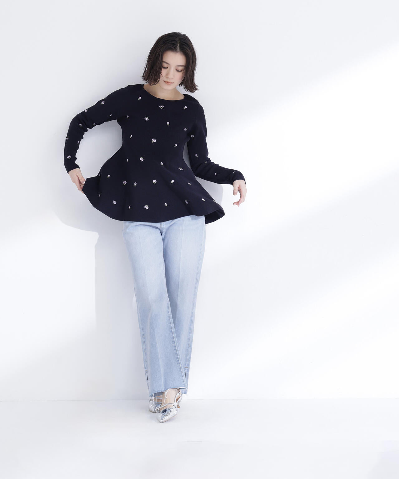 【一部店舗・mix.tokyo 限定カラー:ネイビーベース2】刺繍ペプラムニット