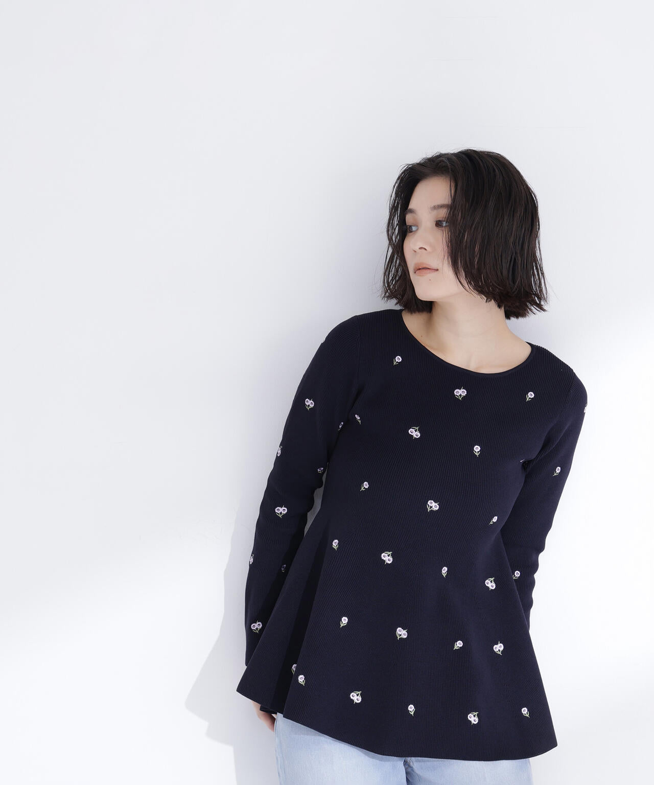 【一部店舗・mix.tokyo 限定カラー:ネイビーベース2】刺繍ペプラムニット