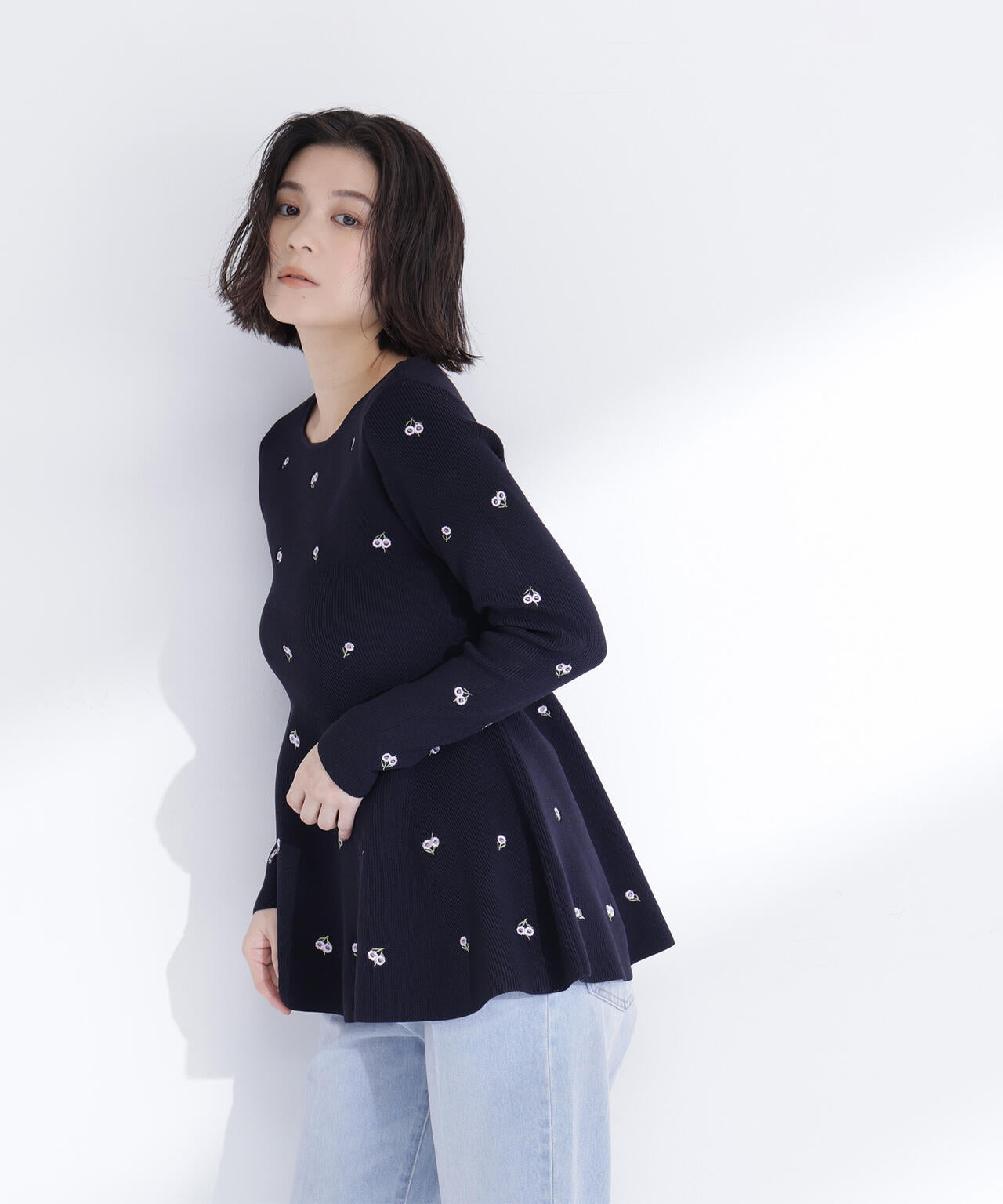 <一部店舗・mix.tokyo 限定カラー:ネイビーベース2>刺繍ペプラムニット