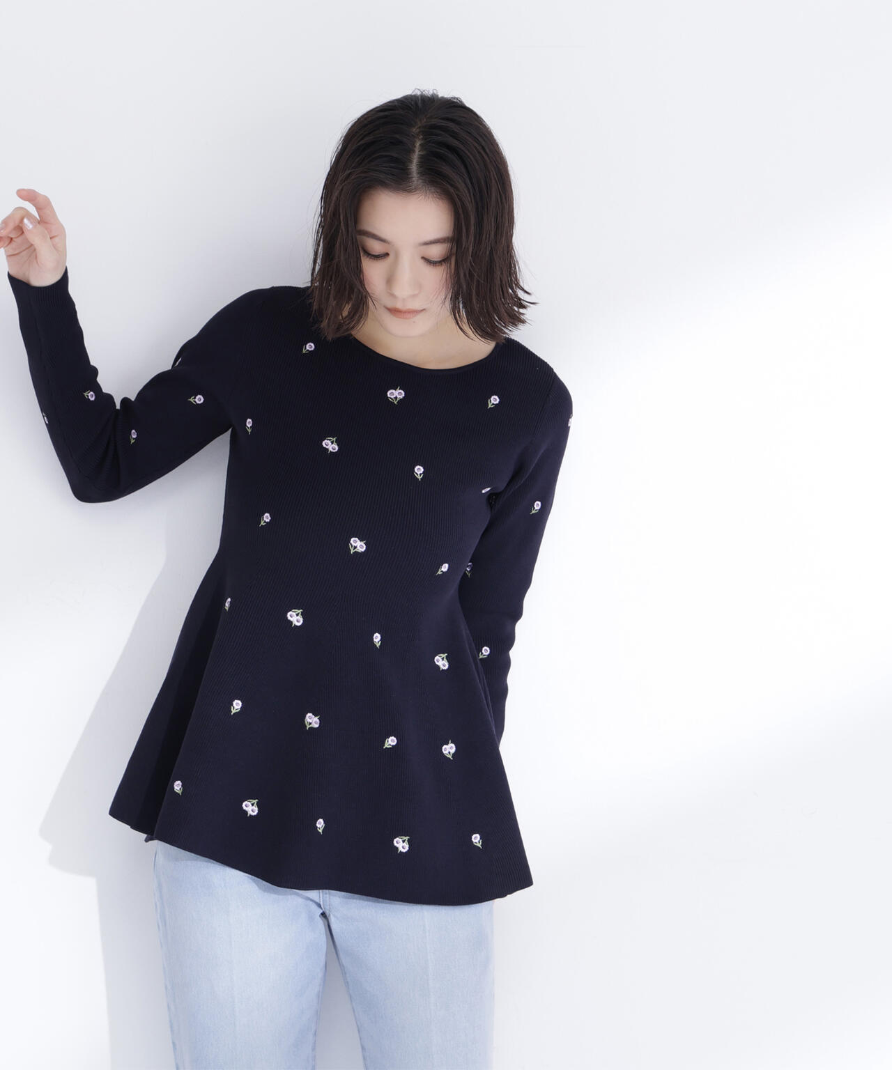 【一部店舗・mix.tokyo 限定カラー:ネイビーベース2】刺繍ペプラムニット