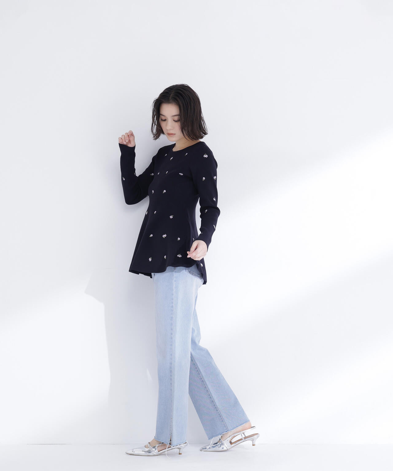<一部店舗・mix.tokyo 限定カラー:ネイビーベース2>刺繍ペプラムニット