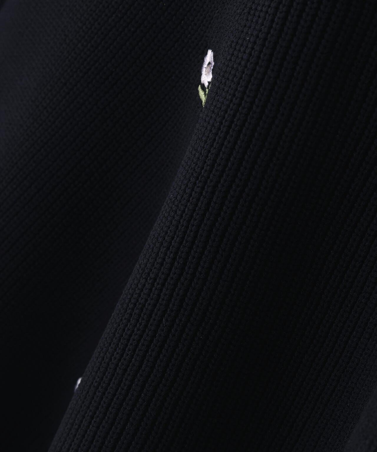 【一部店舗・mix.tokyo 限定カラー:ネイビーベース2】刺繍ペプラムニット