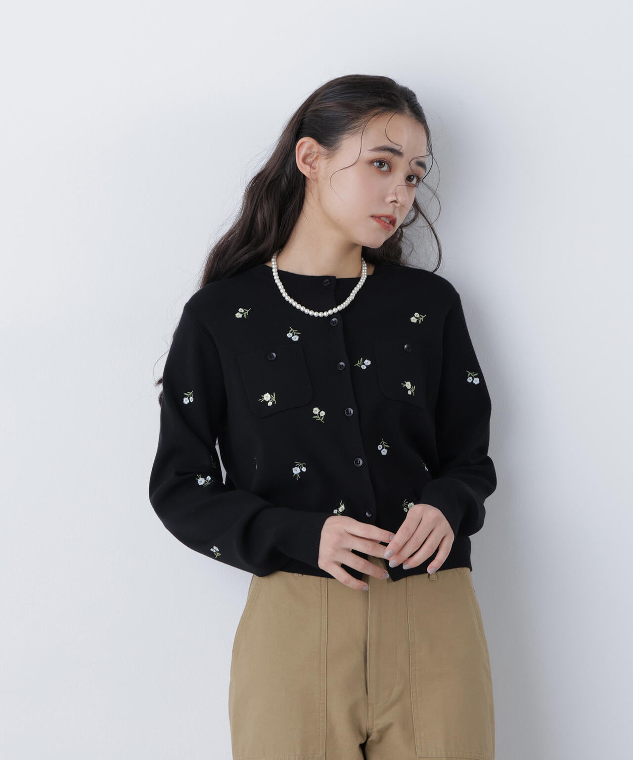 【一部店舗・mix.tokyo 限定カラー:ブラックベース2】フラワー刺繍ポケットカーディガン