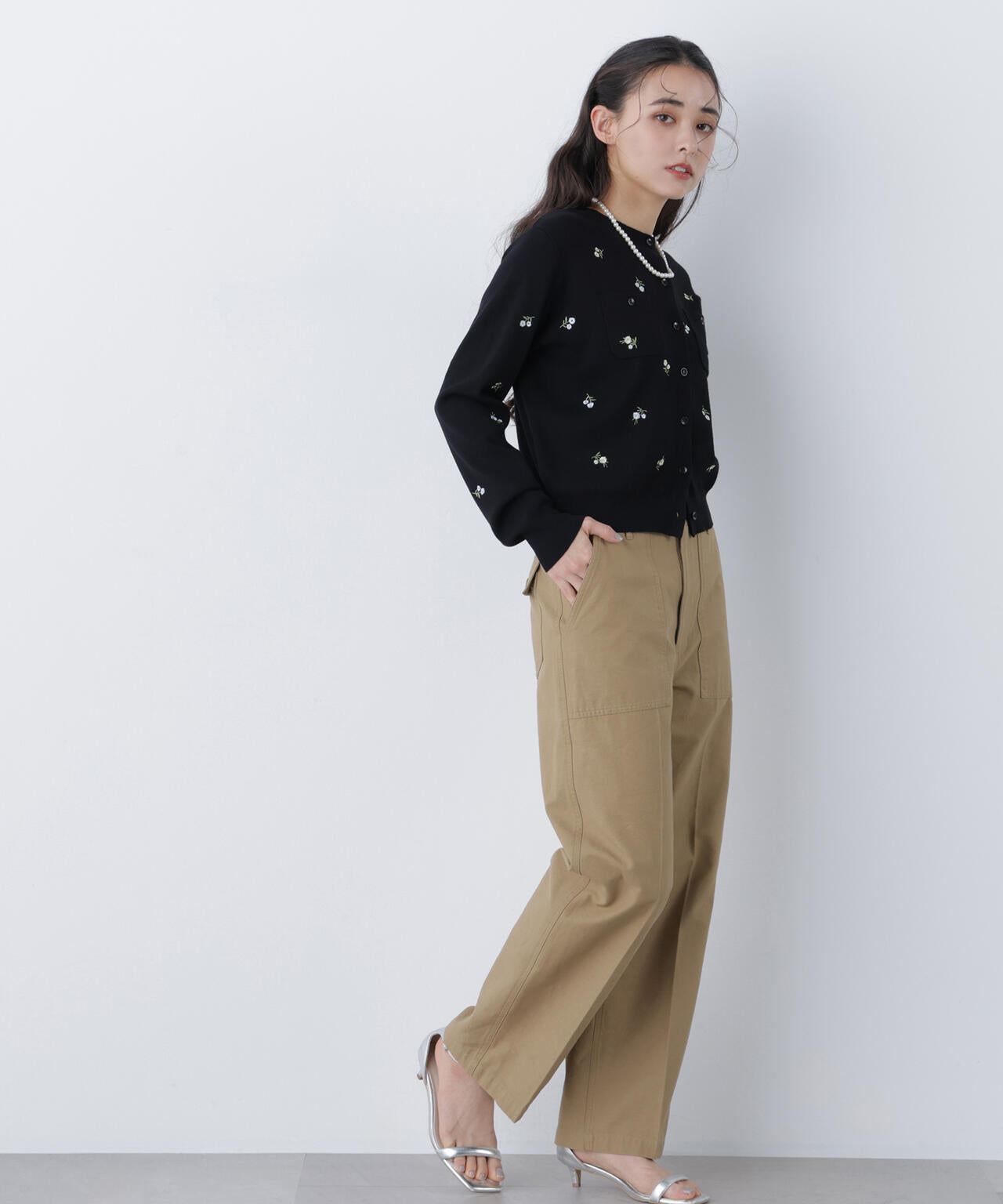 【一部店舗・mix.tokyo 限定カラー:ブラックベース2】フラワー刺繍ポケットカーディガン