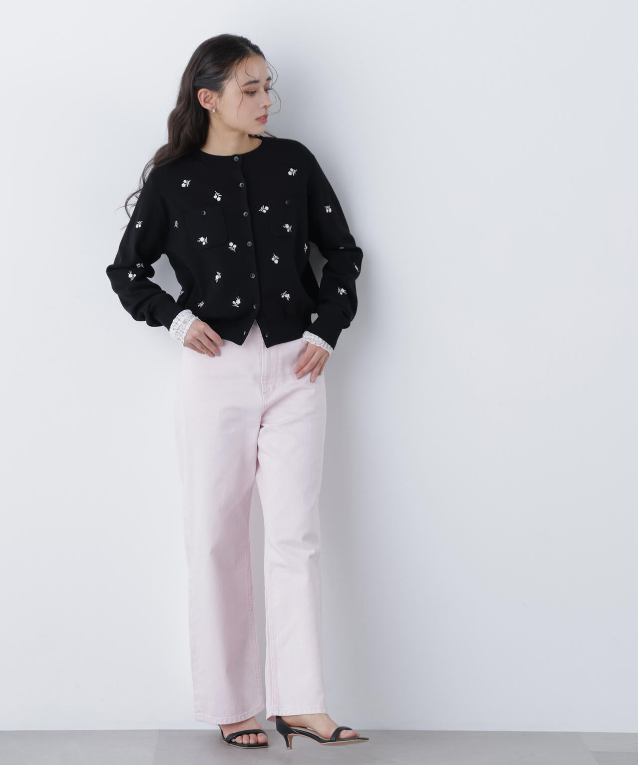 【一部店舗・mix.tokyo 限定カラー:ブラックベース2】フラワー刺繍ポケットカーディガン