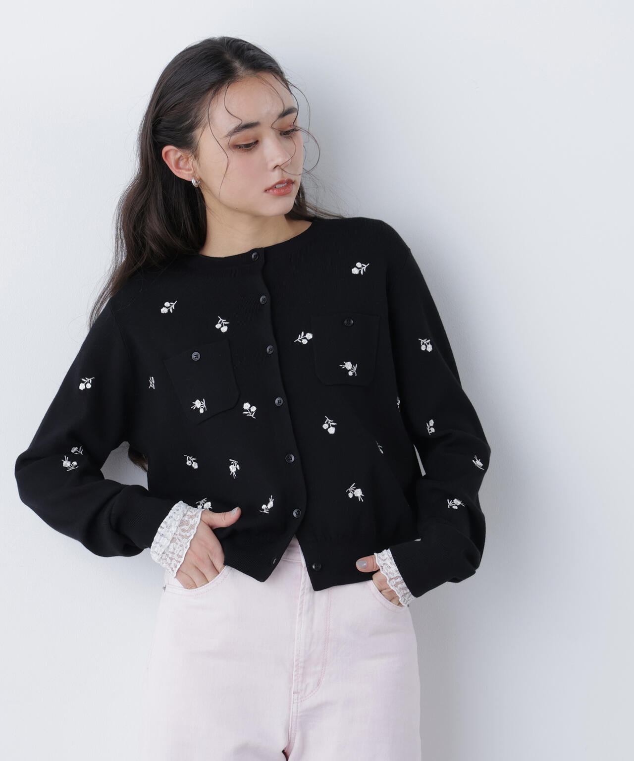 【一部店舗・mix.tokyo 限定カラー:ブラックベース2】フラワー刺繍ポケットカーディガン