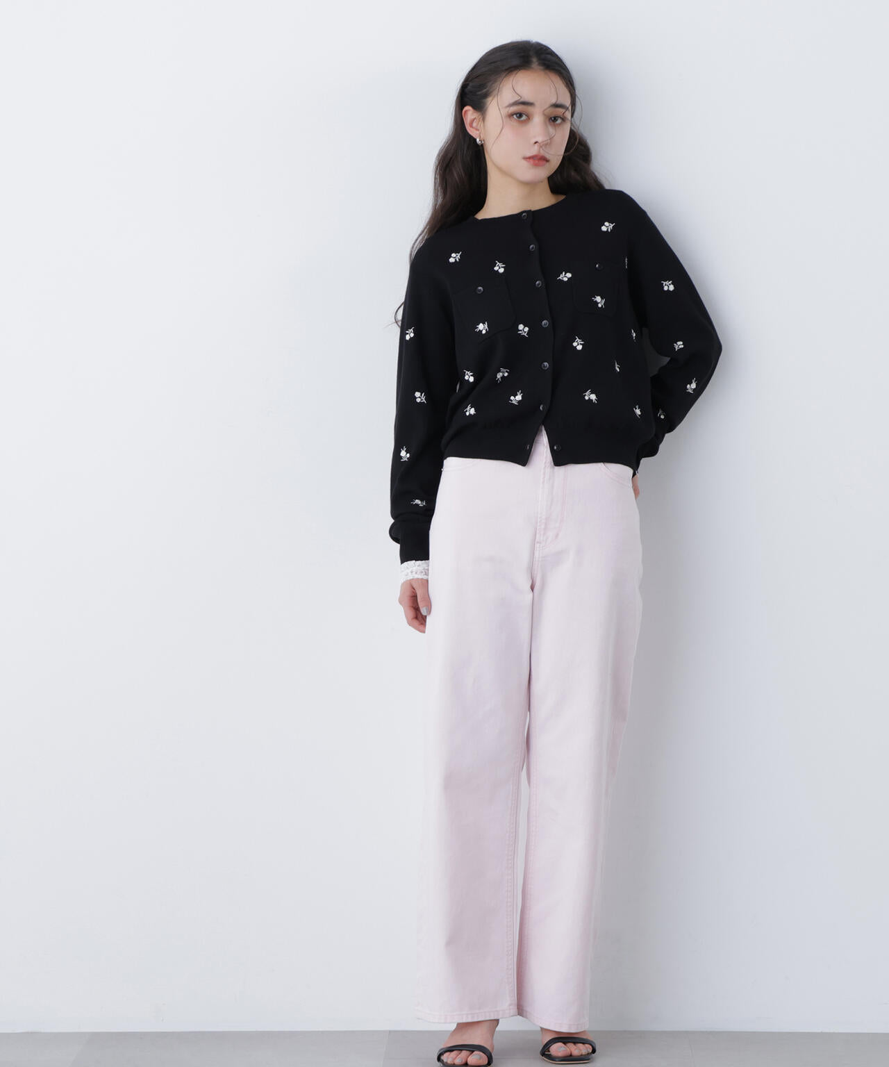 【一部店舗・mix.tokyo 限定カラー:ブラックベース2】フラワー刺繍ポケットカーディガン