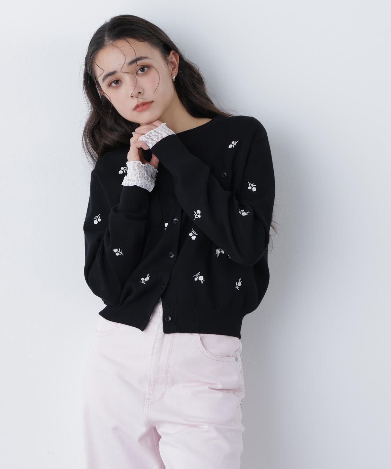 【一部店舗・mix.tokyo 限定カラー:ブラックベース2】フラワー刺繍ポケットカーディガン