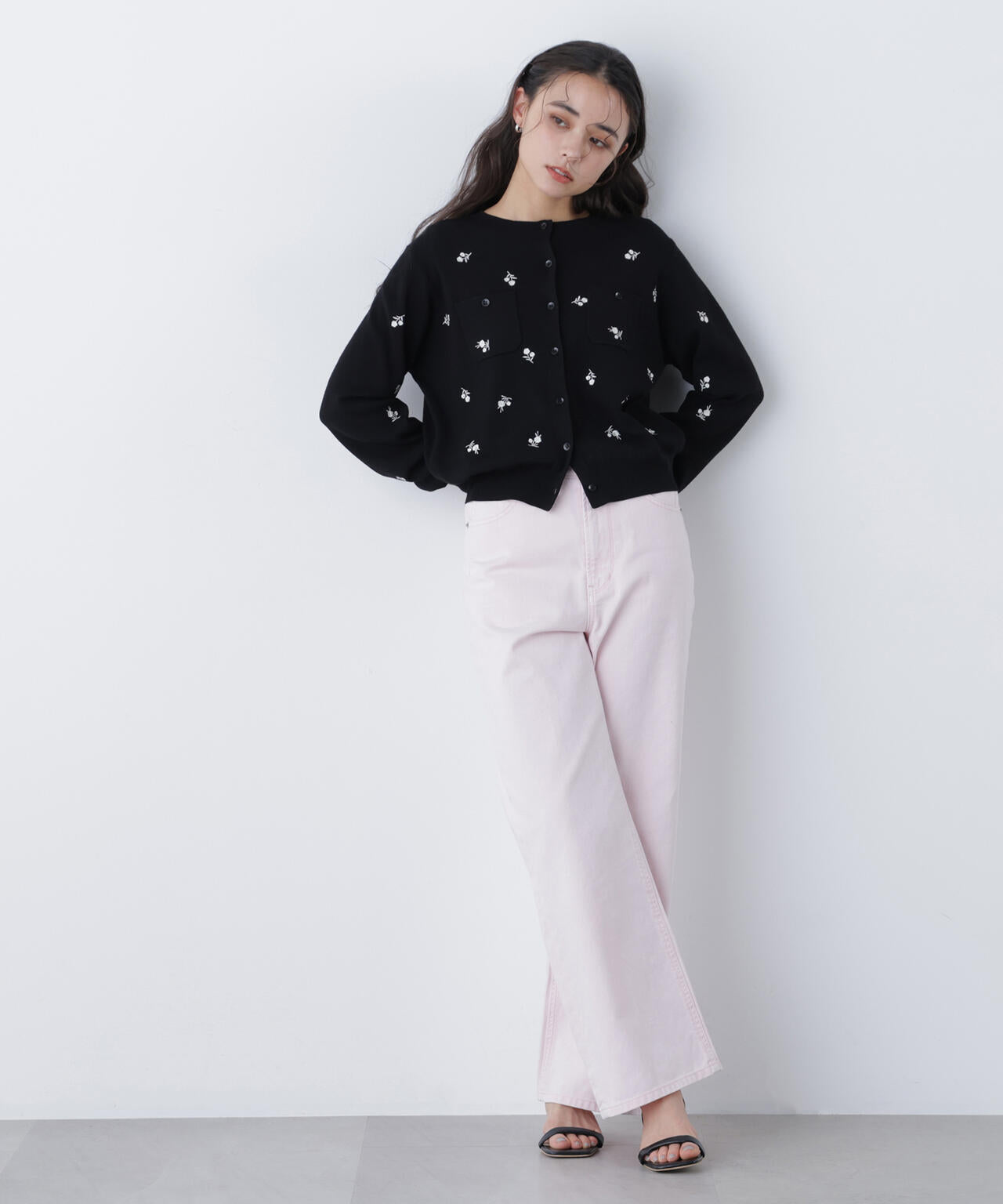 【一部店舗・mix.tokyo 限定カラー:ブラックベース2】フラワー刺繍ポケットカーディガン