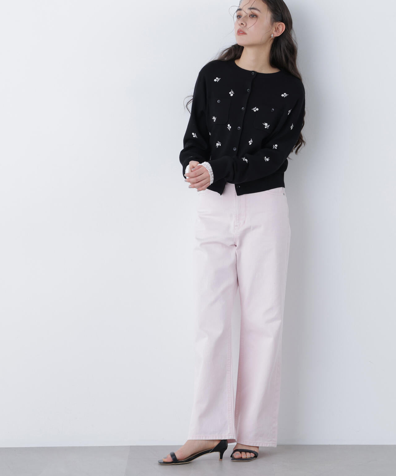 【一部店舗・mix.tokyo 限定カラー:ブラックベース2】フラワー刺繍ポケットカーディガン