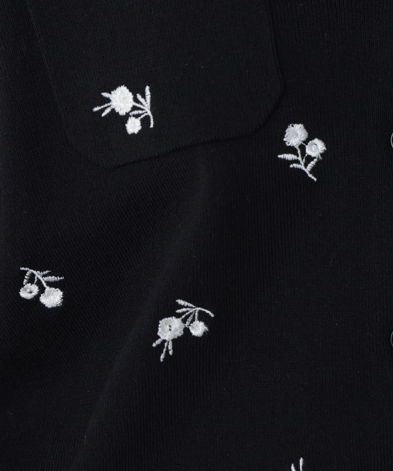 【一部店舗・mix.tokyo 限定カラー:ブラックベース2】フラワー刺繍ポケットカーディガン