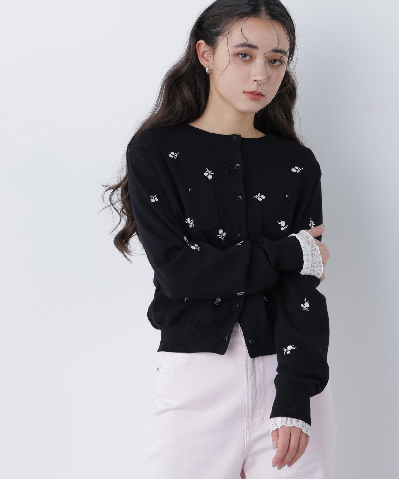 【一部店舗・mix.tokyo 限定カラー:ブラックベース2】フラワー刺繍ポケットカーディガン