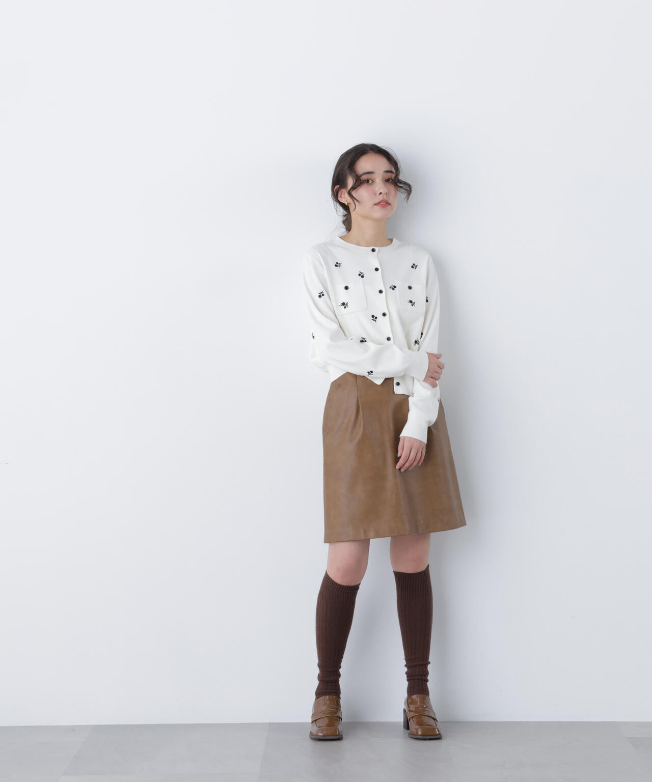 【一部店舗・mix.tokyo 限定カラー:ブラックベース2】フラワー刺繍ポケットカーディガン