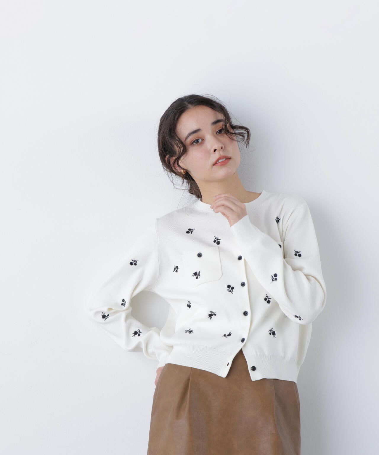 【一部店舗・mix.tokyo 限定カラー:ブラックベース2】フラワー刺繍ポケットカーディガン