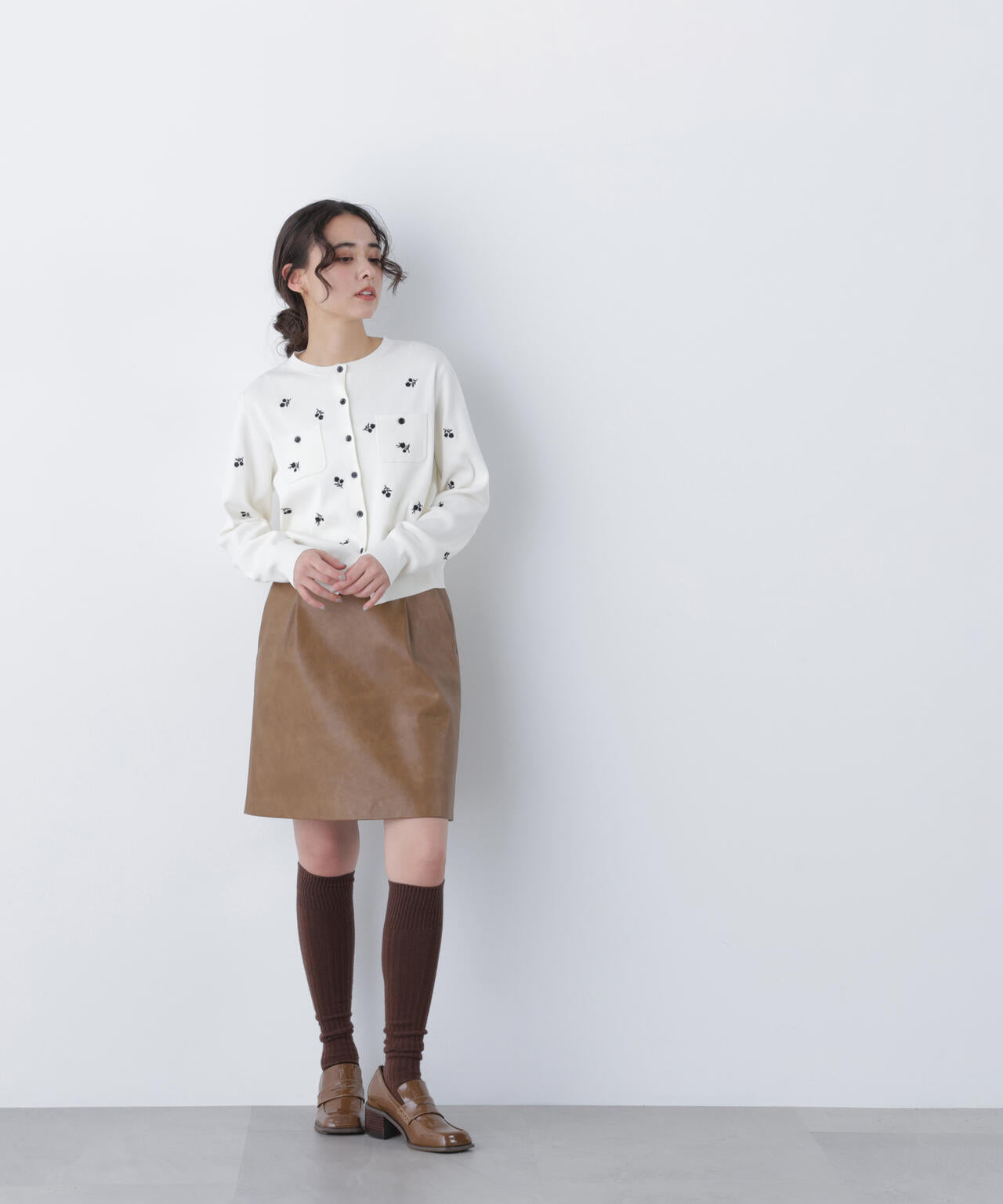 【一部店舗・mix.tokyo 限定カラー:ブラックベース2】フラワー刺繍ポケットカーディガン