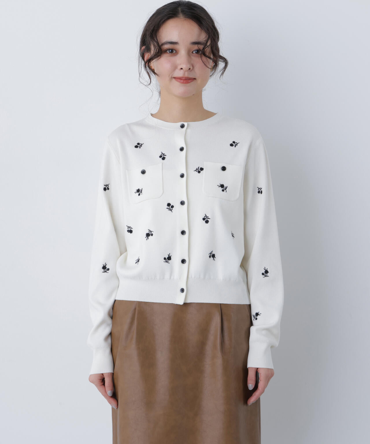 【一部店舗・mix.tokyo 限定カラー:ブラックベース2】フラワー刺繍ポケットカーディガン