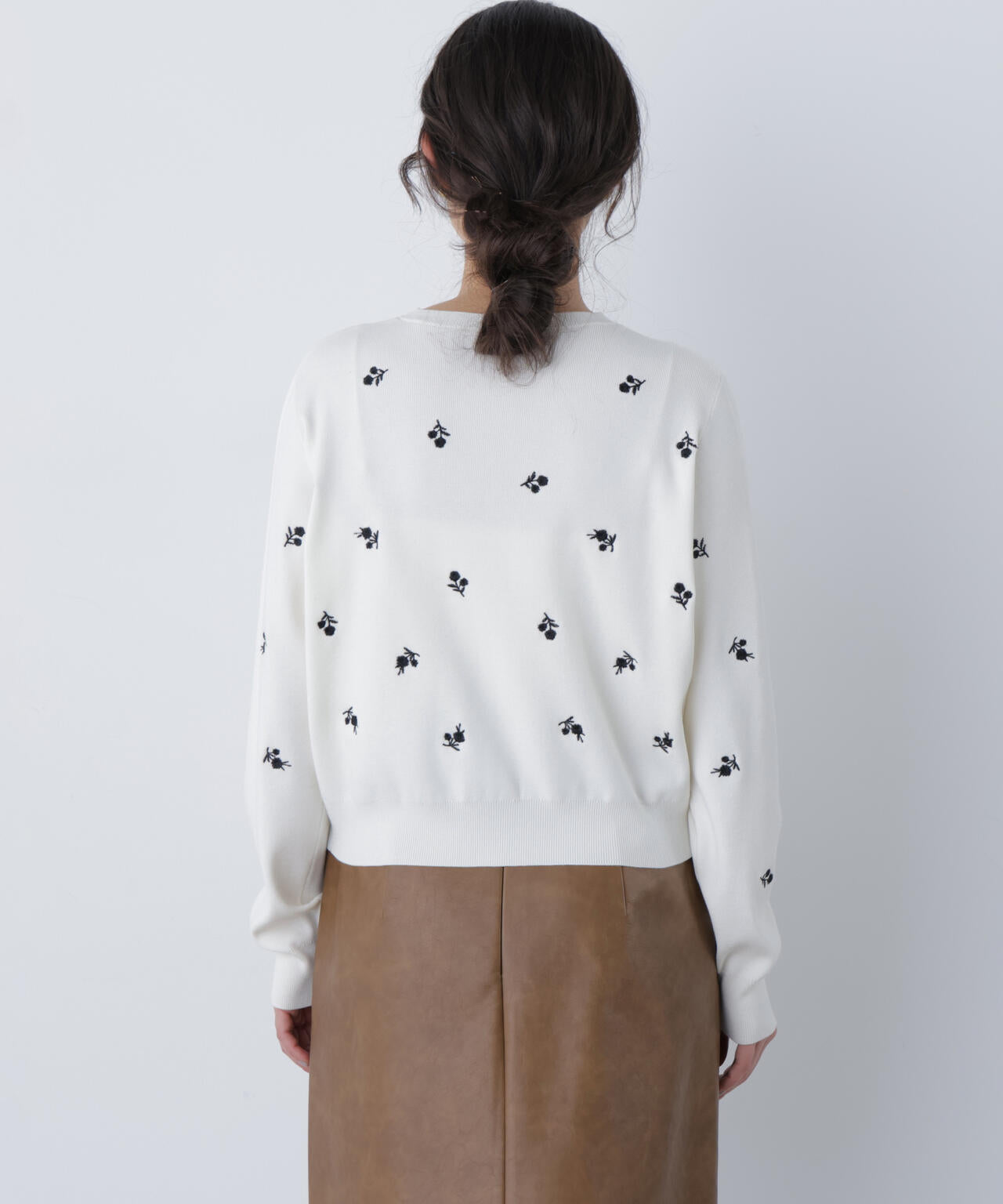 【一部店舗・mix.tokyo 限定カラー:ブラックベース2】フラワー刺繍ポケットカーディガン