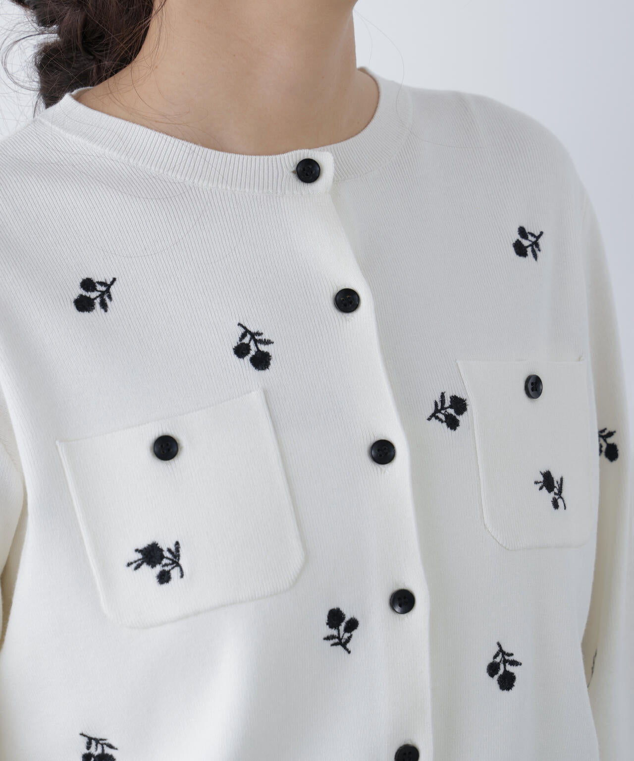 【一部店舗・mix.tokyo 限定カラー:ブラックベース2】フラワー刺繍ポケットカーディガン