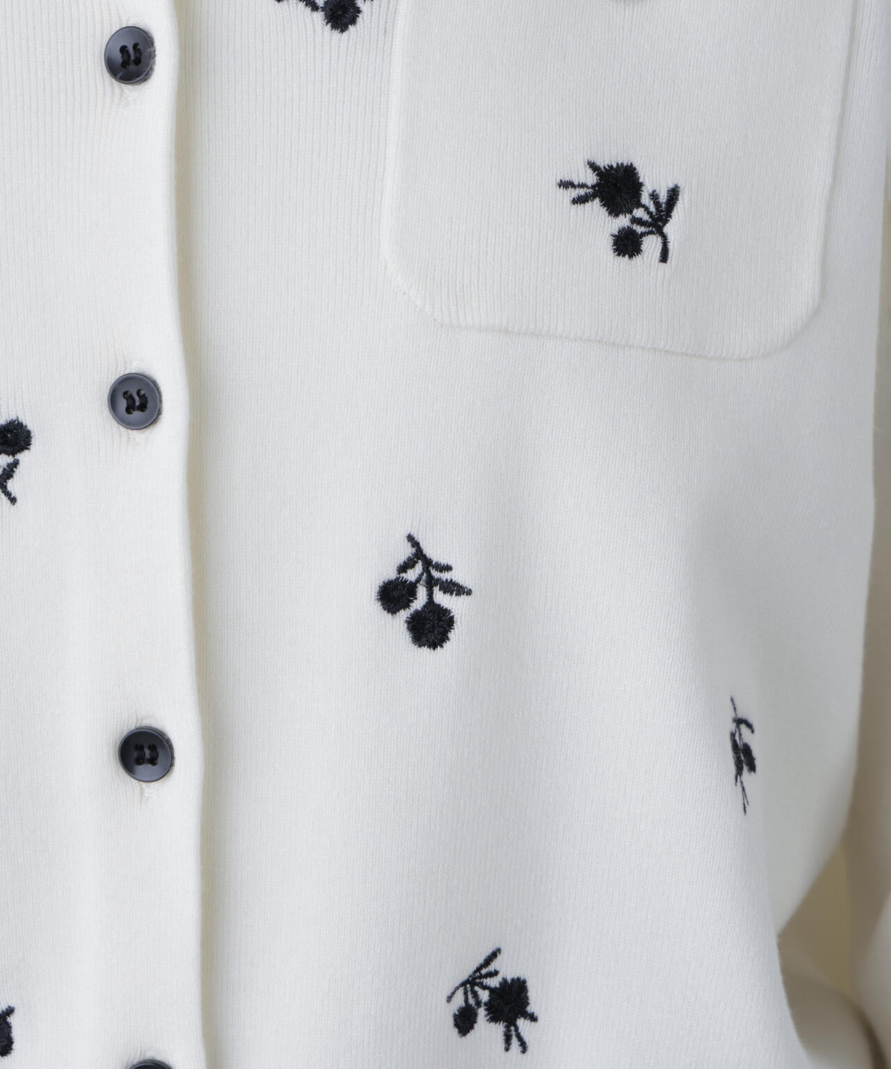 【一部店舗・mix.tokyo 限定カラー:ブラックベース2】フラワー刺繍ポケットカーディガン