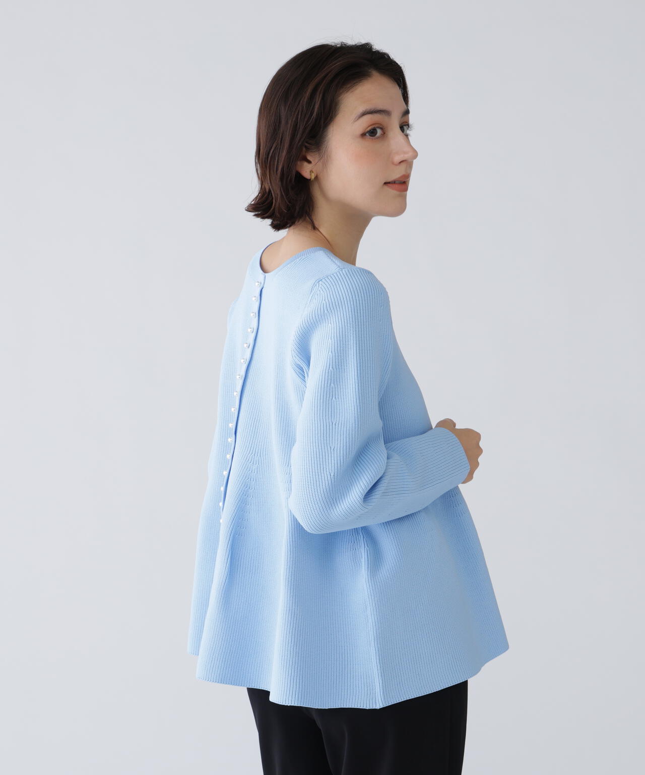 【ユーティリティ】前後で着られるペプラムフォルムニット