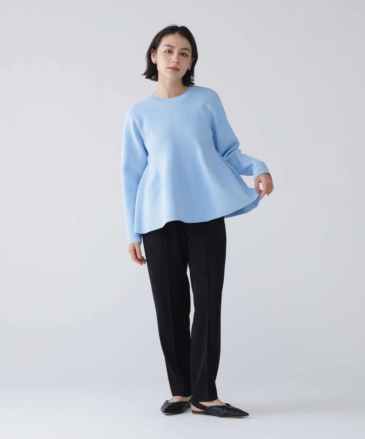 【ユーティリティ】前後で着られるペプラムフォルムニット