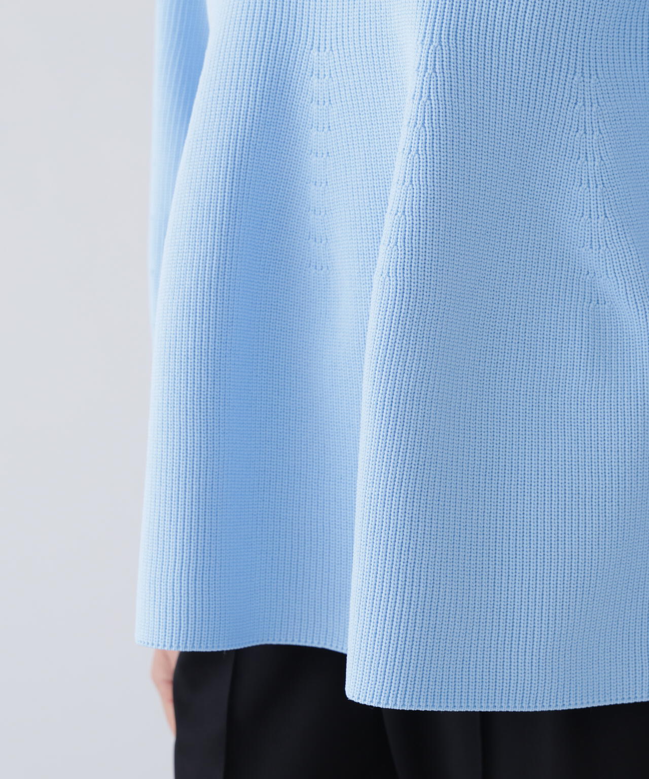 【ユーティリティ】前後で着られるペプラムフォルムニット