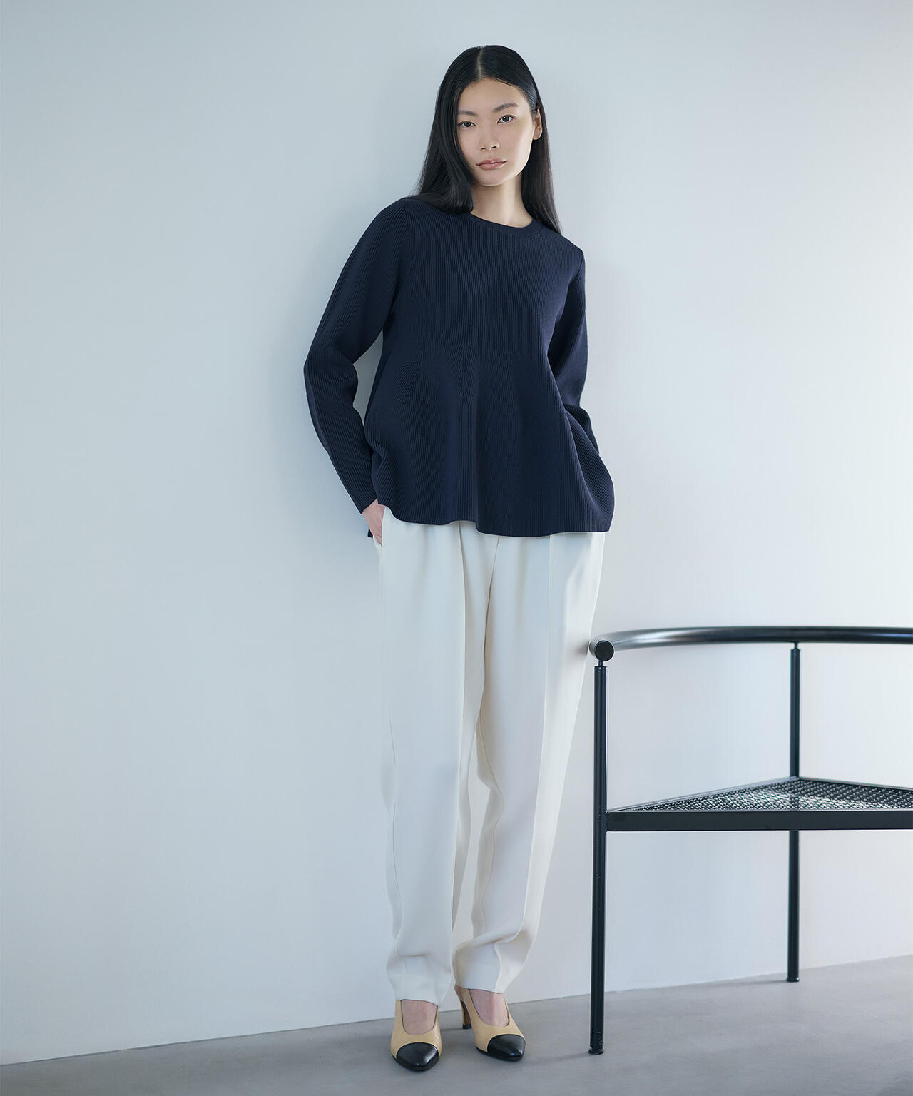 【ユーティリティ】前後で着られるペプラムフォルムニット