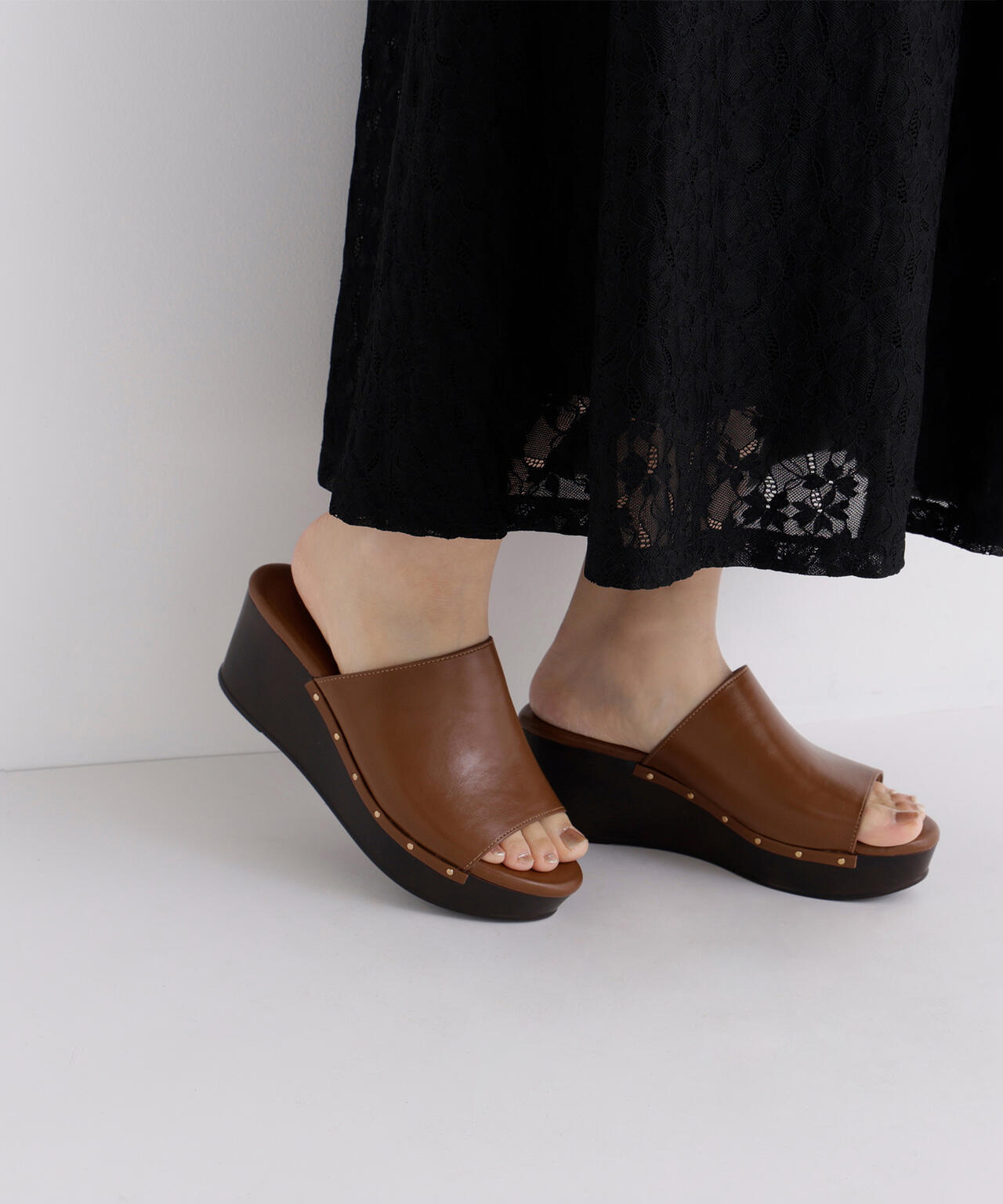 【Oggi.jp掲載】スタッズカバードウェッジミュールサンダル