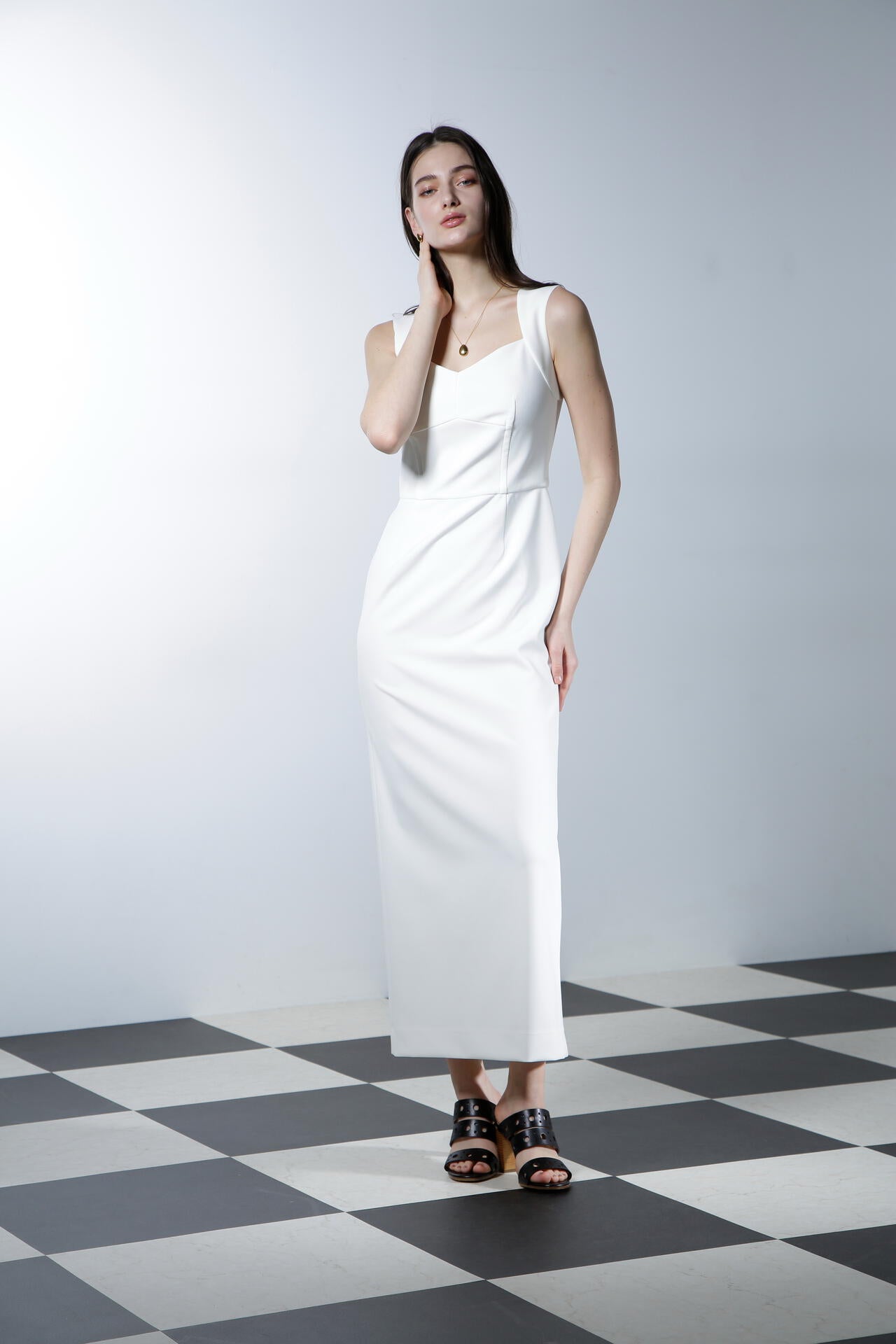 バックコンシャスドレス_