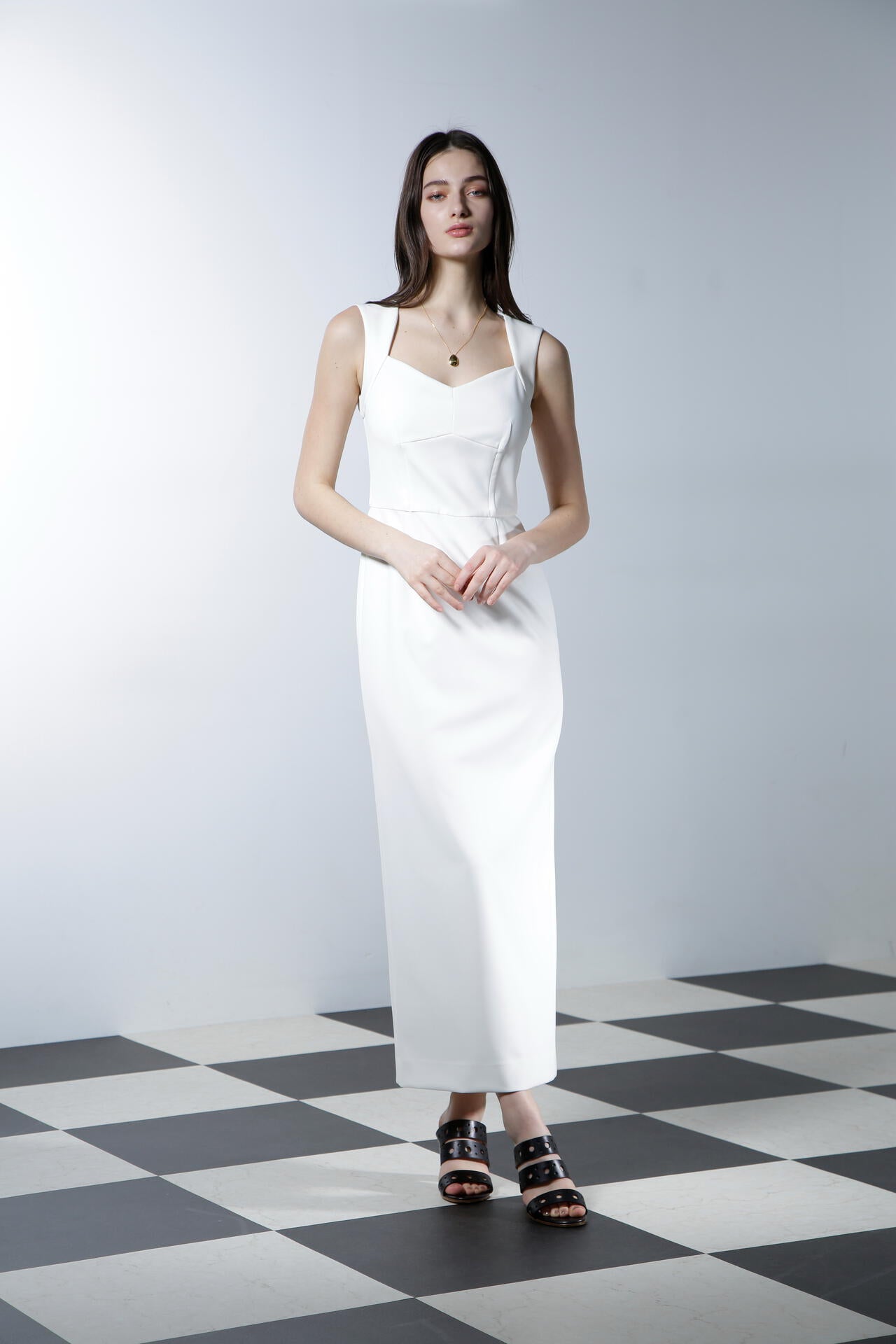 バックコンシャスドレス_