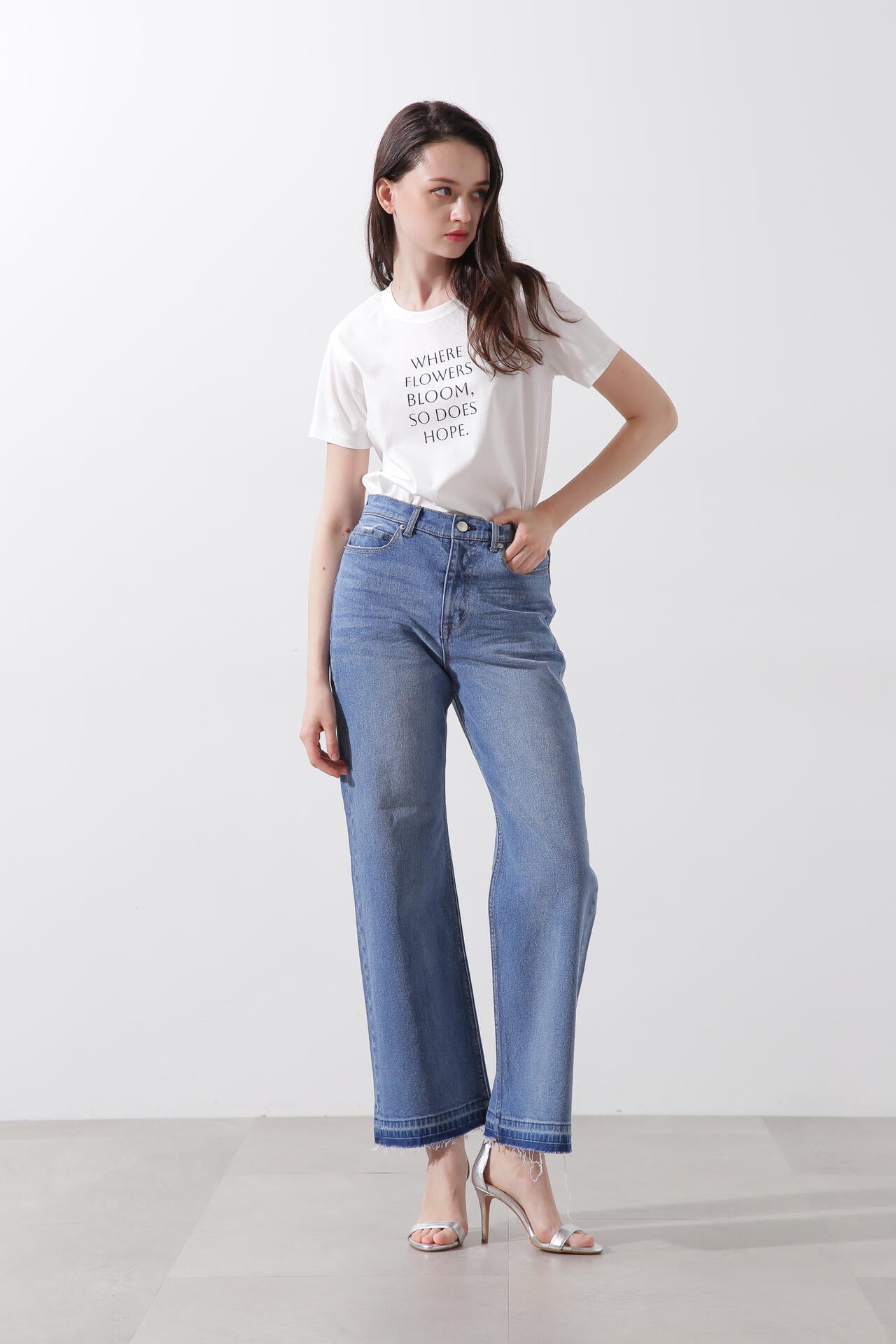 Where flowers bloom Tシャツ